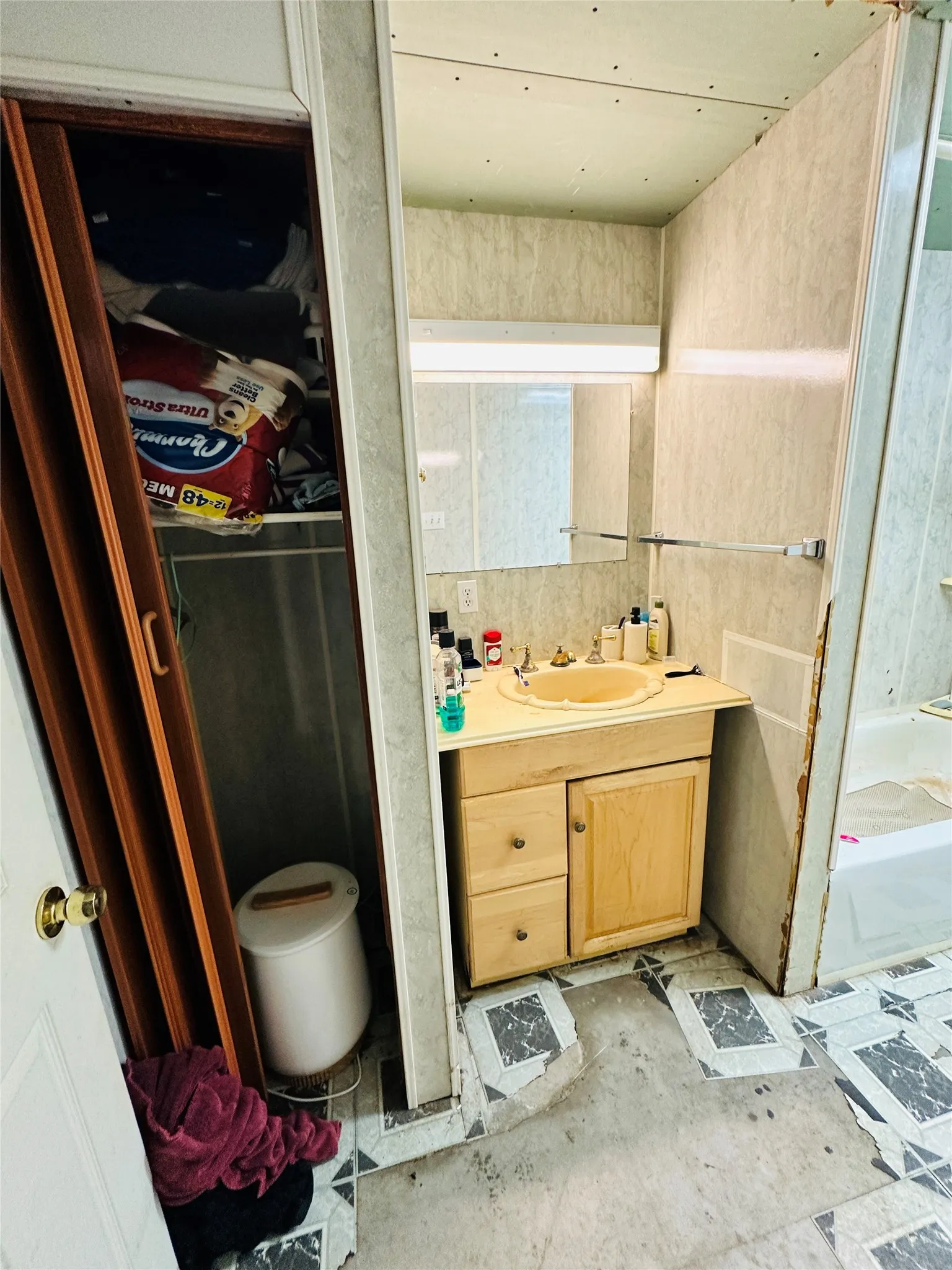 Single Family Residence For Sale in Brown County , 1020 Pleasant Valley Road, May, Texas 76857, 1 Bedroom, 1 Bathroom, Garage spaces, 576 Sqft, built in 2004, mls#21359378, Real Estate Agent in May, Homes For Sale in Brown county, Homes For Sale in May, Realtor in May Texas, Real Estate Brokerage Independent Realty Texas, Luminita Cordes Realtor