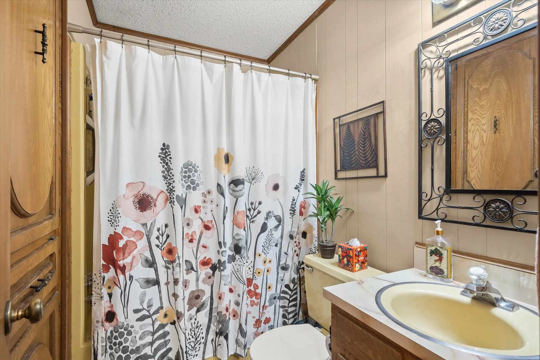 Single Family Residence For Sale in Van Zandt County , 600 VZ County Road 4930, Van, Texas 75790, 4 Bedroom, 3 Bathroom, 2 Garage spaces, 2,001 Sqft, built in 1973, mls#21358746, Real Estate Agent in Van, Homes For Sale in Van Zandt county, Homes For Sale in Van, Realtor in Van Texas, Real Estate Brokerage Independent Realty Texas, Luminita Cordes Realtor