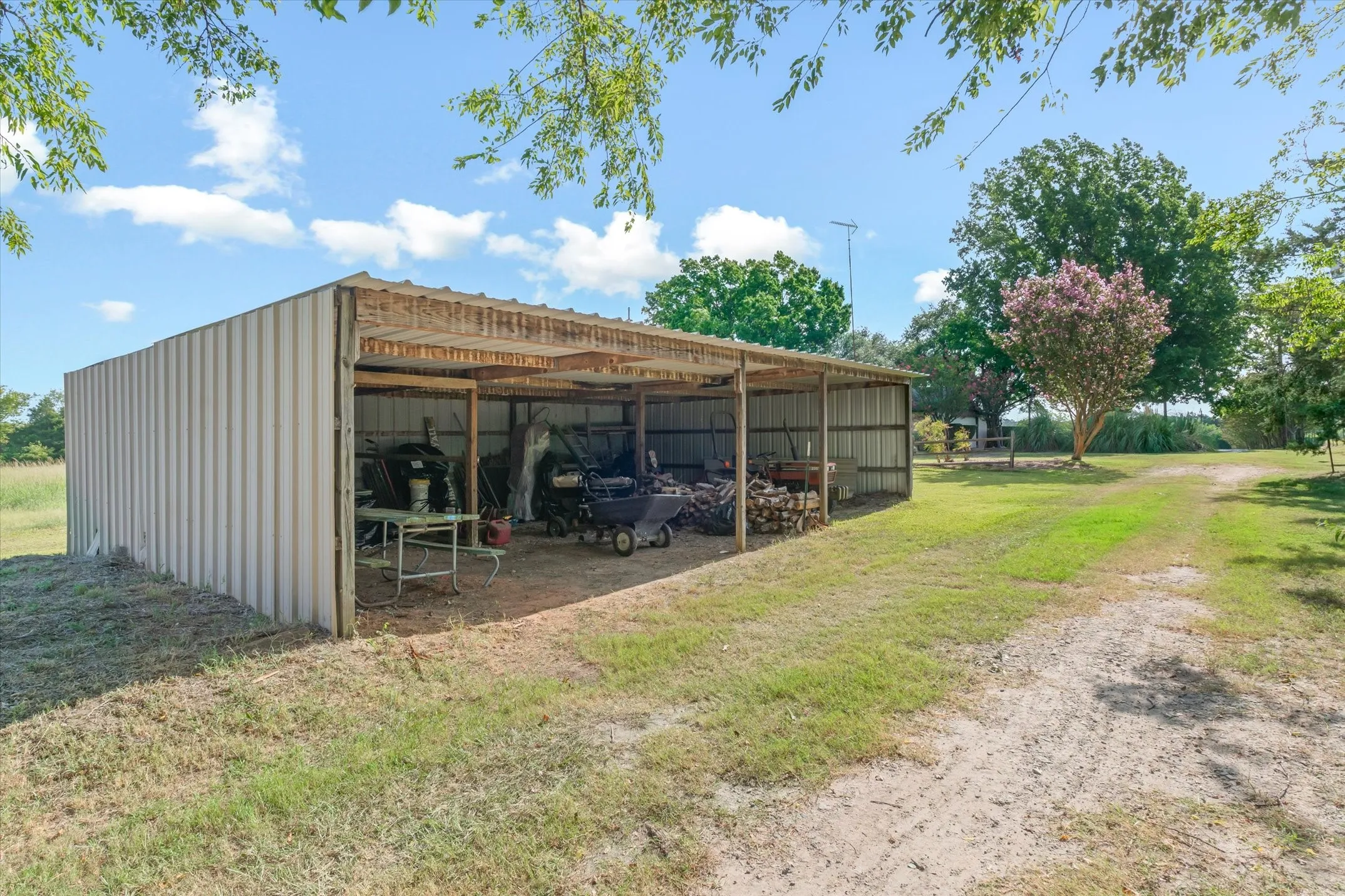 Single Family Residence For Sale in Van Zandt County , 600 VZ County Road 4930, Van, Texas 75790, 4 Bedroom, 3 Bathroom, 2 Garage spaces, 2,001 Sqft, built in 1973, mls#21358746, Real Estate Agent in Van, Homes For Sale in Van Zandt county, Homes For Sale in Van, Realtor in Van Texas, Real Estate Brokerage Independent Realty Texas, Luminita Cordes Realtor