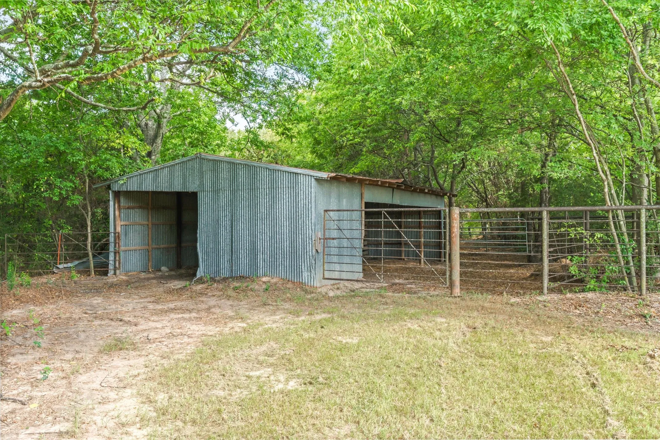 Single Family Residence For Sale in Van Zandt County , 600 VZ County Road 4930, Van, Texas 75790, 4 Bedroom, 3 Bathroom, 2 Garage spaces, 2,001 Sqft, built in 1973, mls#21358746, Real Estate Agent in Van, Homes For Sale in Van Zandt county, Homes For Sale in Van, Realtor in Van Texas, Real Estate Brokerage Independent Realty Texas, Luminita Cordes Realtor