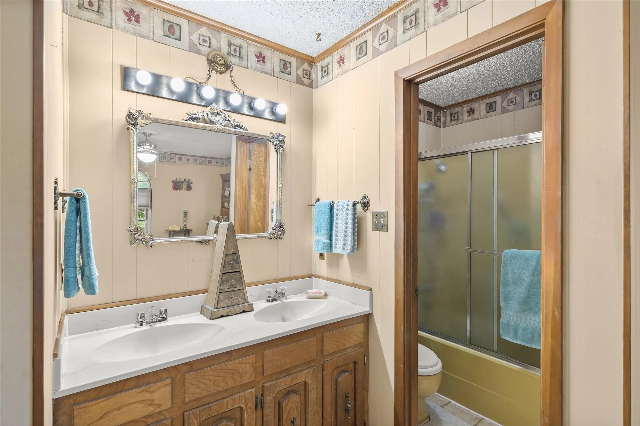Single Family Residence For Sale in Van Zandt County , 600 VZ County Road 4930, Van, Texas 75790, 4 Bedroom, 3 Bathroom, 2 Garage spaces, 2,001 Sqft, built in 1973, mls#21358746, Real Estate Agent in Van, Homes For Sale in Van Zandt county, Homes For Sale in Van, Realtor in Van Texas, Real Estate Brokerage Independent Realty Texas, Luminita Cordes Realtor