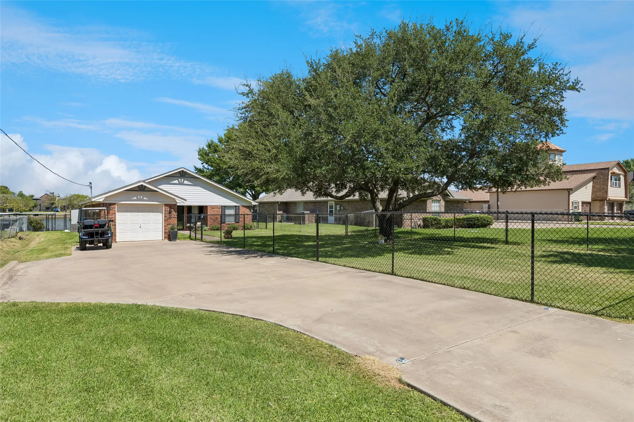 Long driveway to accomodate guests