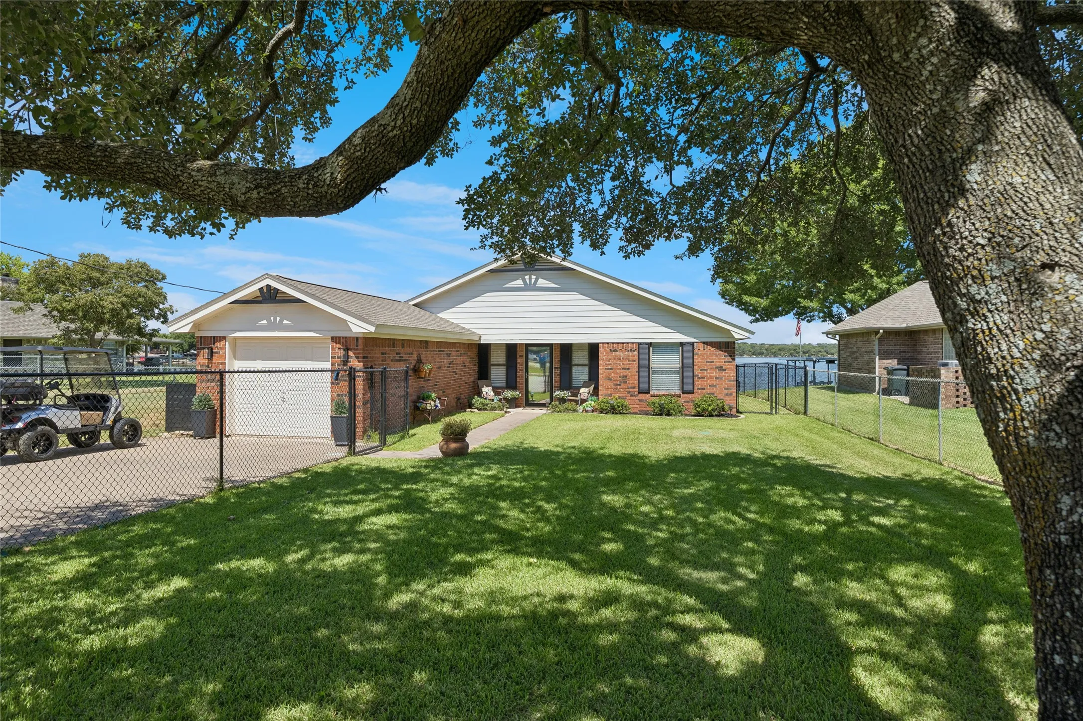 Single Family Residence For Sale in Hood County , 4001 Apache Trail Court, Granbury, Texas 76048, 3 Bedroom, 2 Bathroom, 1 Garage spaces, 1,351 Sqft, built in 1987, mls#21357415, Real Estate Agent in Granbury, Homes For Sale in Hood county, Homes For Sale in Granbury, Realtor in Granbury Texas, Real Estate Brokerage Independent Realty Texas, Luminita Cordes Realtor