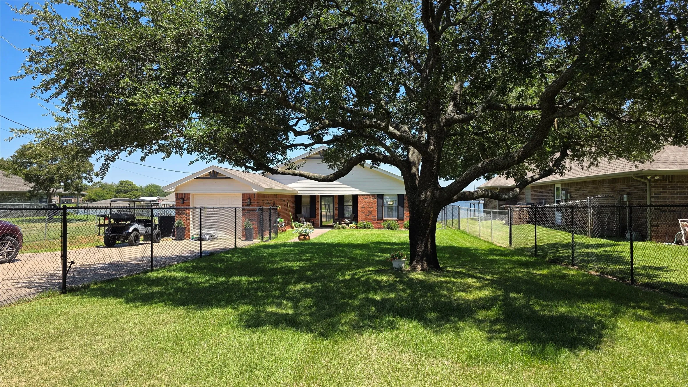 Front of home fenced in yard in front
