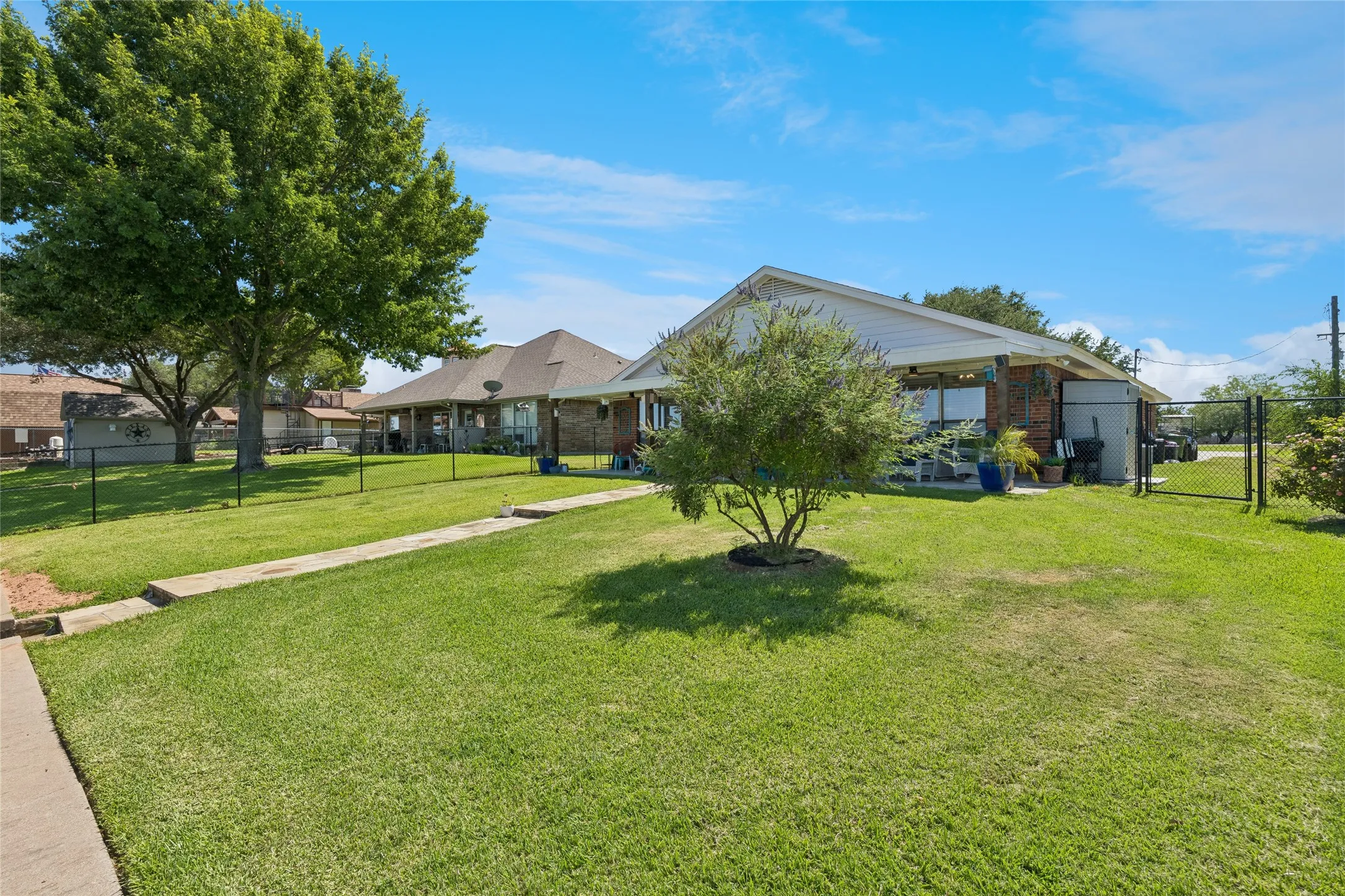 Single Family Residence For Sale in Hood County , 4001 Apache Trail Court, Granbury, Texas 76048, 3 Bedroom, 2 Bathroom, 1 Garage spaces, 1,351 Sqft, built in 1987, mls#21357415, Real Estate Agent in Granbury, Homes For Sale in Hood county, Homes For Sale in Granbury, Realtor in Granbury Texas, Real Estate Brokerage Independent Realty Texas, Luminita Cordes Realtor