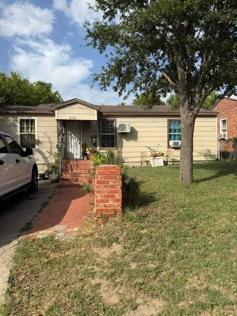 Single Family Residence For Sale in Tarrant County , 2716 35th Street, Fort Worth, Texas 76106, 3 Bedroom, 1 Bathroom, Garage spaces, 1,002 Sqft, built in 1955, mls#21359440, Real Estate Agent in Fort Worth, Homes For Sale in Tarrant county, Homes For Sale in Fort Worth, Realtor in Fort Worth Texas, Real Estate Brokerage Independent Realty Texas, Luminita Cordes Realtor