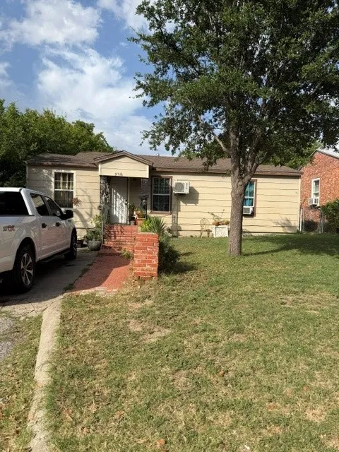 Single Family Residence For Sale in Tarrant County , 2716 35th Street, Fort Worth, Texas 76106, 3 Bedroom, 1 Bathroom, Garage spaces, 1,002 Sqft, built in 1955, mls#21359440, Real Estate Agent in Fort Worth, Homes For Sale in Tarrant county, Homes For Sale in Fort Worth, Realtor in Fort Worth Texas, Real Estate Brokerage Independent Realty Texas, Luminita Cordes Realtor
