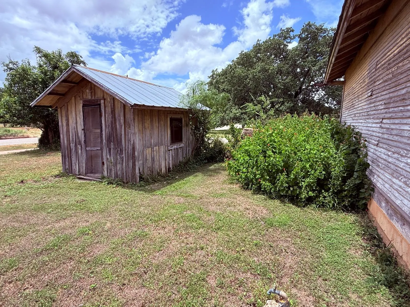 Single Family Residence For Sale in Mc Culloch County , 806 S Willow Street, Brady, Texas 76825, 5 Bedroom, 3 Bathroom, 2 Garage spaces, 4,570 Sqft, built in 1938, mls#21359339, Real Estate Agent in Brady, Homes For Sale in Mc Culloch county, Homes For Sale in Brady, Realtor in Brady Texas, Real Estate Brokerage Independent Realty Texas, Luminita Cordes Realtor