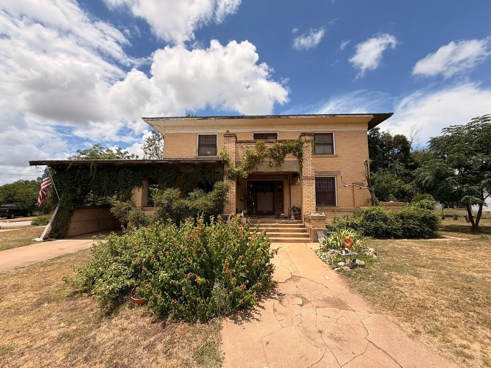 Single Family Residence For Sale in Mc Culloch County , 806 S Willow Street, Brady, Texas 76825, 5 Bedroom, 3 Bathroom, 2 Garage spaces, 4,570 Sqft, built in 1938, mls#21359339, Real Estate Agent in Brady, Homes For Sale in Mc Culloch county, Homes For Sale in Brady, Realtor in Brady Texas, Real Estate Brokerage Independent Realty Texas, Luminita Cordes Realtor