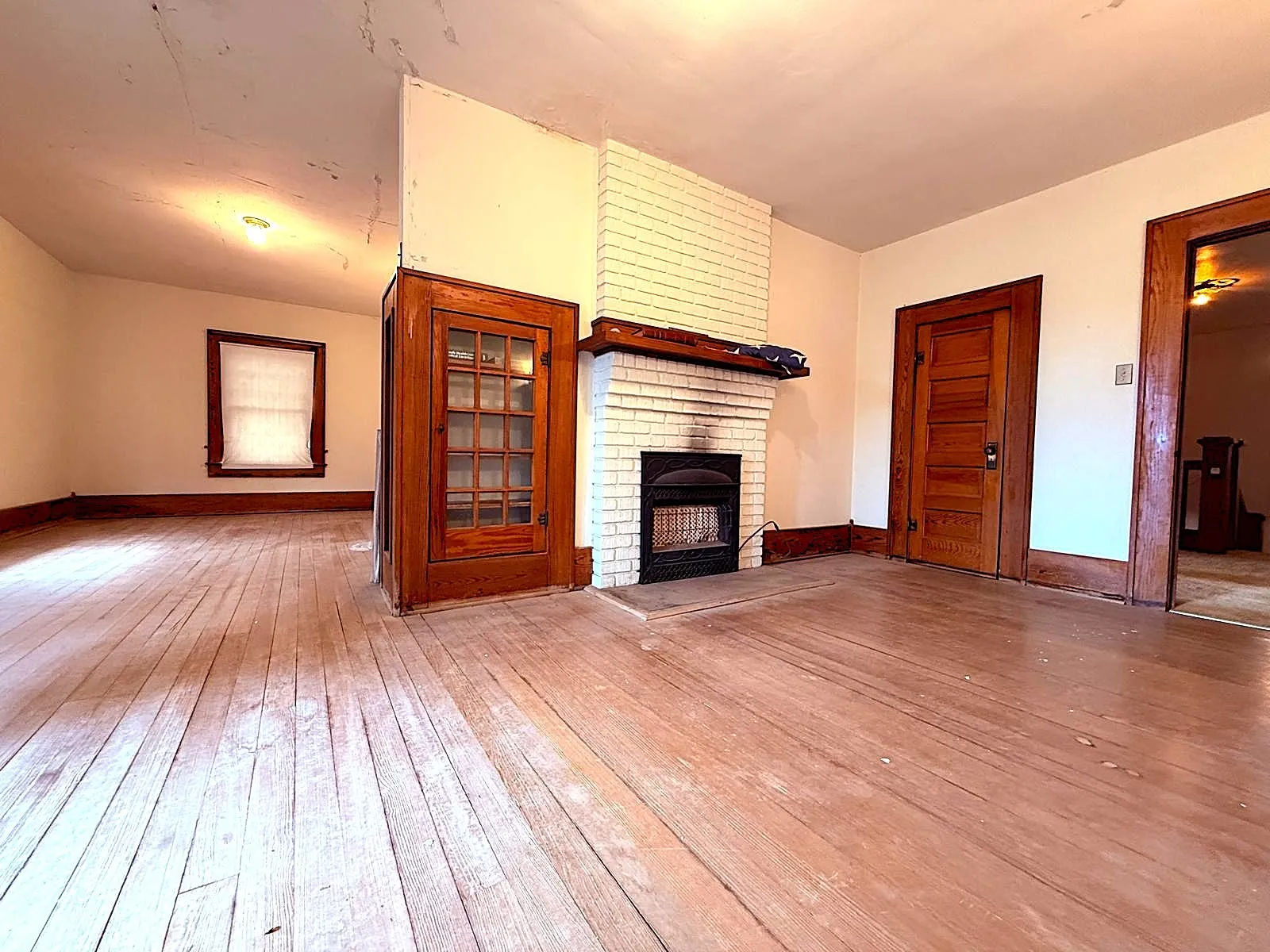 Single Family Residence For Sale in Mc Culloch County , 806 S Willow Street, Brady, Texas 76825, 5 Bedroom, 3 Bathroom, 2 Garage spaces, 4,570 Sqft, built in 1938, mls#21359339, Real Estate Agent in Brady, Homes For Sale in Mc Culloch county, Homes For Sale in Brady, Realtor in Brady Texas, Real Estate Brokerage Independent Realty Texas, Luminita Cordes Realtor