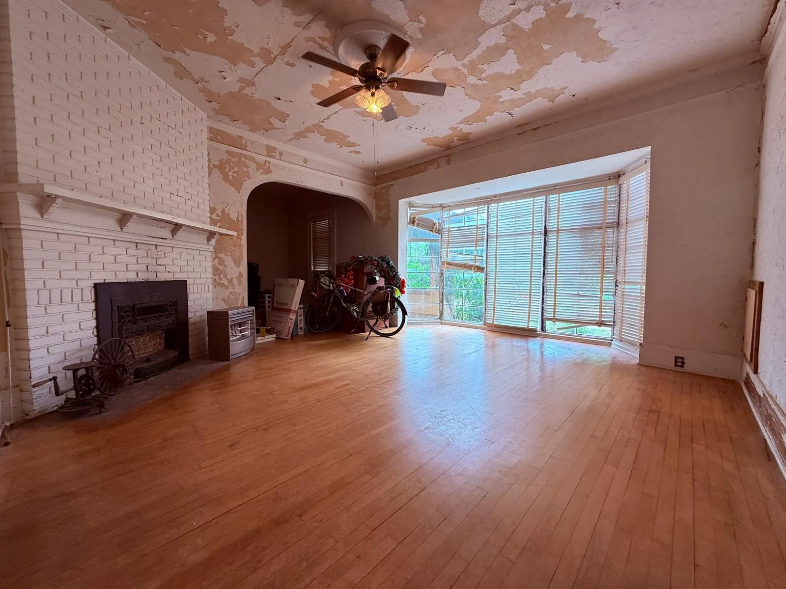 Single Family Residence For Sale in Mc Culloch County , 806 S Willow Street, Brady, Texas 76825, 5 Bedroom, 3 Bathroom, 2 Garage spaces, 4,570 Sqft, built in 1938, mls#21359339, Real Estate Agent in Brady, Homes For Sale in Mc Culloch county, Homes For Sale in Brady, Realtor in Brady Texas, Real Estate Brokerage Independent Realty Texas, Luminita Cordes Realtor