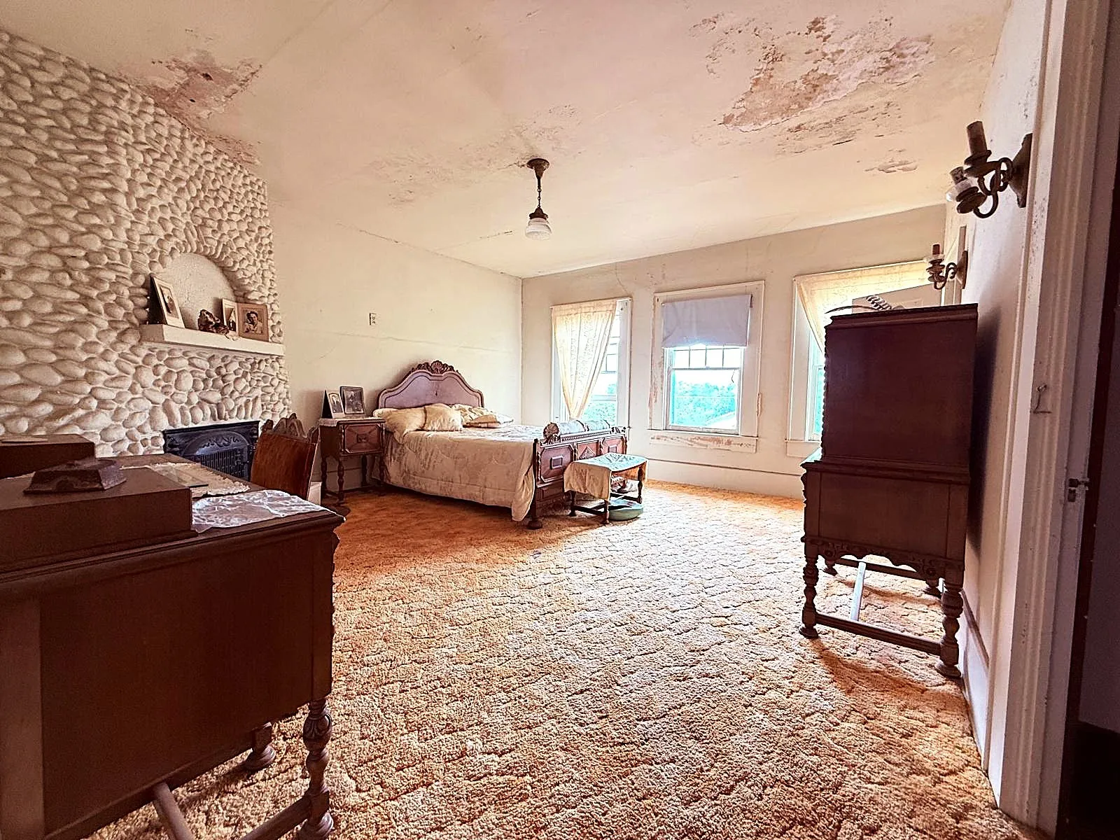 Single Family Residence For Sale in Mc Culloch County , 806 S Willow Street, Brady, Texas 76825, 5 Bedroom, 3 Bathroom, 2 Garage spaces, 4,570 Sqft, built in 1938, mls#21359339, Real Estate Agent in Brady, Homes For Sale in Mc Culloch county, Homes For Sale in Brady, Realtor in Brady Texas, Real Estate Brokerage Independent Realty Texas, Luminita Cordes Realtor