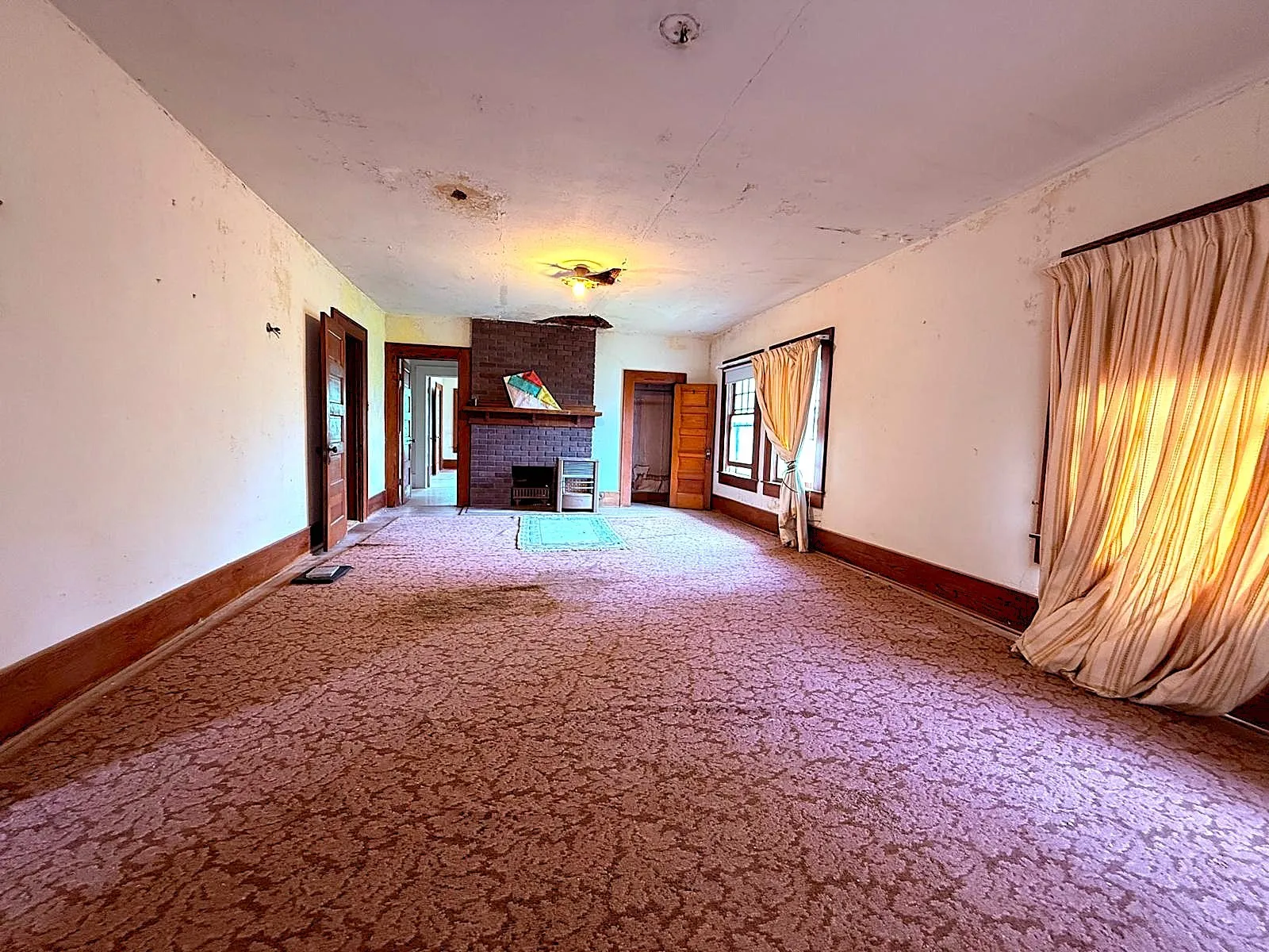 Single Family Residence For Sale in Mc Culloch County , 806 S Willow Street, Brady, Texas 76825, 5 Bedroom, 3 Bathroom, 2 Garage spaces, 4,570 Sqft, built in 1938, mls#21359339, Real Estate Agent in Brady, Homes For Sale in Mc Culloch county, Homes For Sale in Brady, Realtor in Brady Texas, Real Estate Brokerage Independent Realty Texas, Luminita Cordes Realtor