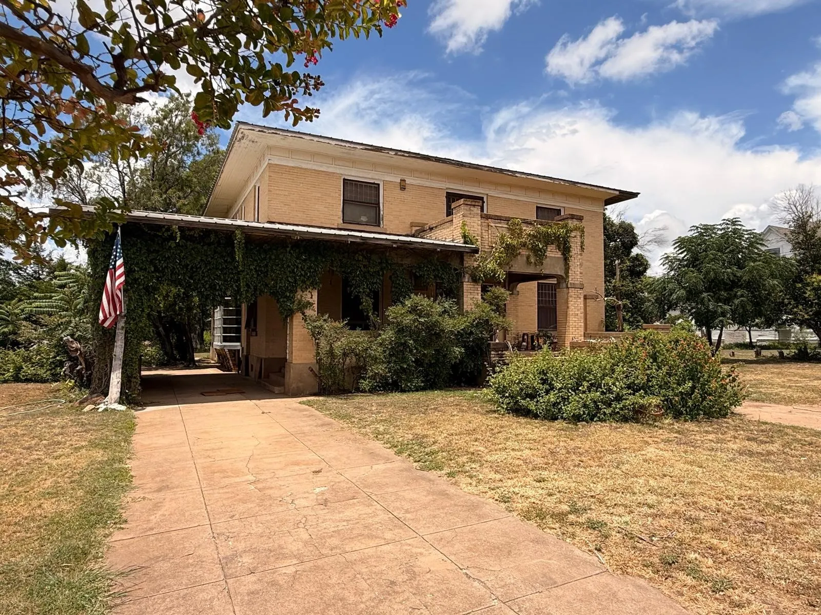 Single Family Residence For Sale in Mc Culloch County , 806 S Willow Street, Brady, Texas 76825, 5 Bedroom, 3 Bathroom, 2 Garage spaces, 4,570 Sqft, built in 1938, mls#21359339, Real Estate Agent in Brady, Homes For Sale in Mc Culloch county, Homes For Sale in Brady, Realtor in Brady Texas, Real Estate Brokerage Independent Realty Texas, Luminita Cordes Realtor