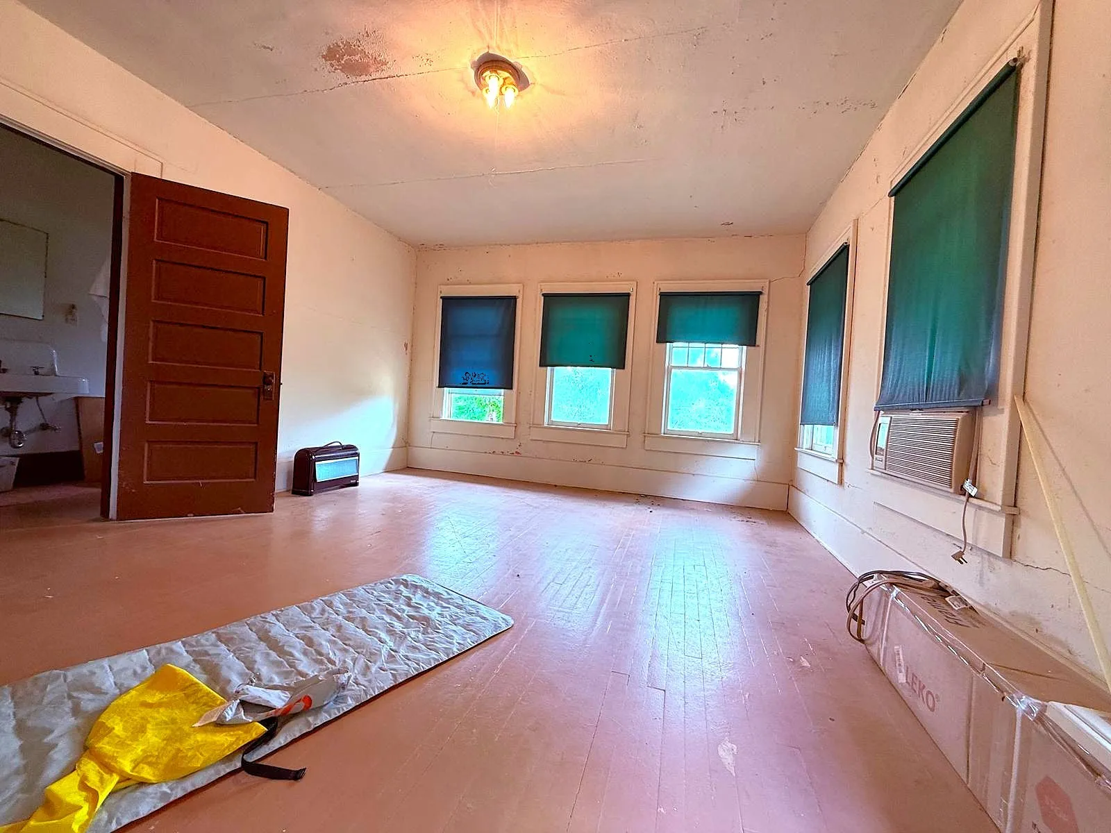 Single Family Residence For Sale in Mc Culloch County , 806 S Willow Street, Brady, Texas 76825, 5 Bedroom, 3 Bathroom, 2 Garage spaces, 4,570 Sqft, built in 1938, mls#21359339, Real Estate Agent in Brady, Homes For Sale in Mc Culloch county, Homes For Sale in Brady, Realtor in Brady Texas, Real Estate Brokerage Independent Realty Texas, Luminita Cordes Realtor