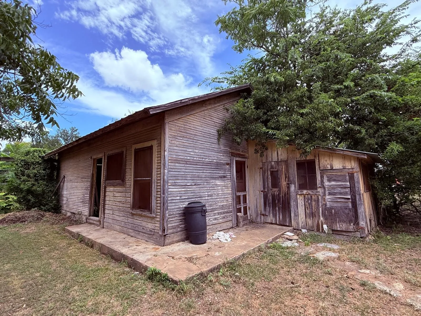 Single Family Residence For Sale in Mc Culloch County , 806 S Willow Street, Brady, Texas 76825, 5 Bedroom, 3 Bathroom, 2 Garage spaces, 4,570 Sqft, built in 1938, mls#21359339, Real Estate Agent in Brady, Homes For Sale in Mc Culloch county, Homes For Sale in Brady, Realtor in Brady Texas, Real Estate Brokerage Independent Realty Texas, Luminita Cordes Realtor