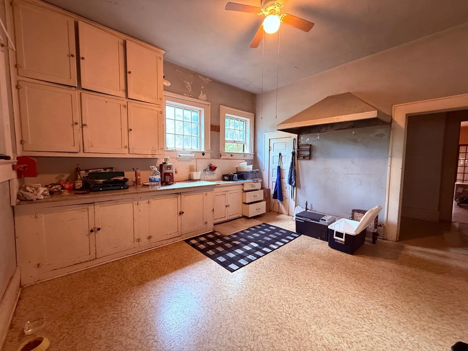 Single Family Residence For Sale in Mc Culloch County , 806 S Willow Street, Brady, Texas 76825, 5 Bedroom, 3 Bathroom, 2 Garage spaces, 4,570 Sqft, built in 1938, mls#21359339, Real Estate Agent in Brady, Homes For Sale in Mc Culloch county, Homes For Sale in Brady, Realtor in Brady Texas, Real Estate Brokerage Independent Realty Texas, Luminita Cordes Realtor