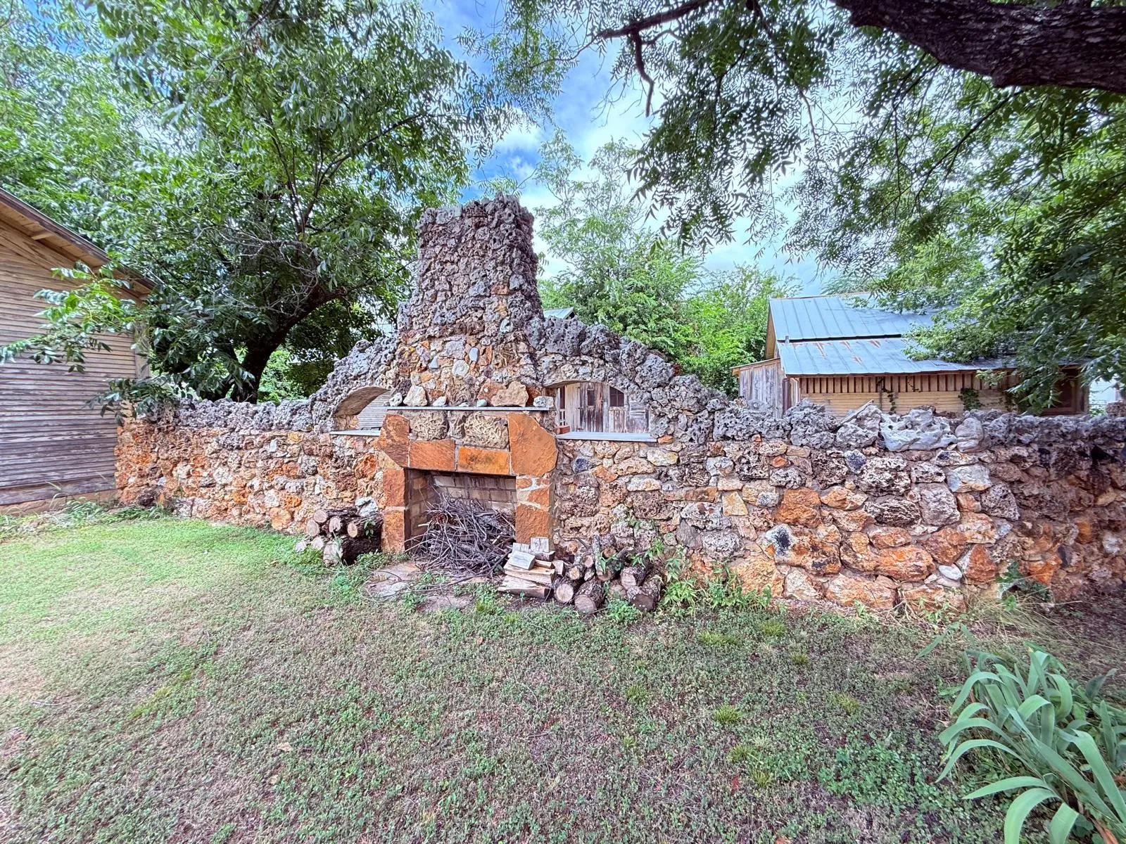 Single Family Residence For Sale in Mc Culloch County , 806 S Willow Street, Brady, Texas 76825, 5 Bedroom, 3 Bathroom, 2 Garage spaces, 4,570 Sqft, built in 1938, mls#21359339, Real Estate Agent in Brady, Homes For Sale in Mc Culloch county, Homes For Sale in Brady, Realtor in Brady Texas, Real Estate Brokerage Independent Realty Texas, Luminita Cordes Realtor