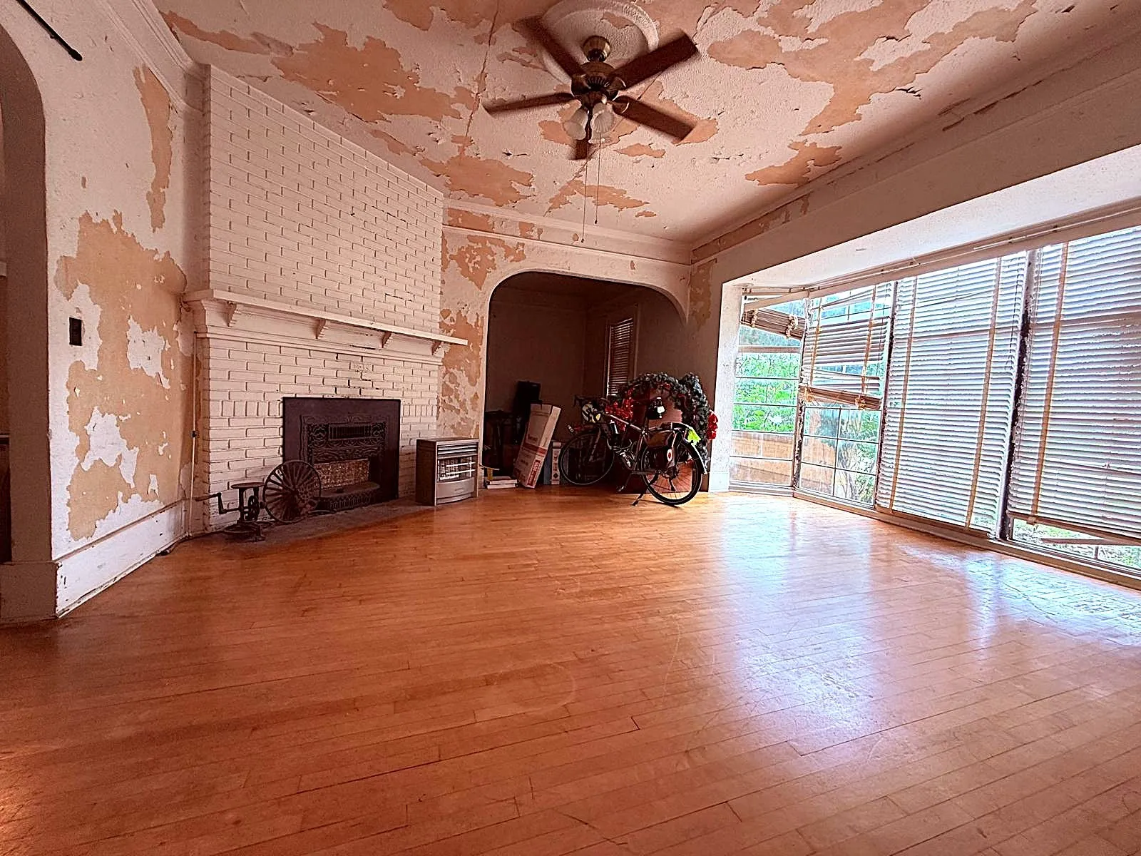 Single Family Residence For Sale in Mc Culloch County , 806 S Willow Street, Brady, Texas 76825, 5 Bedroom, 3 Bathroom, 2 Garage spaces, 4,570 Sqft, built in 1938, mls#21359339, Real Estate Agent in Brady, Homes For Sale in Mc Culloch county, Homes For Sale in Brady, Realtor in Brady Texas, Real Estate Brokerage Independent Realty Texas, Luminita Cordes Realtor