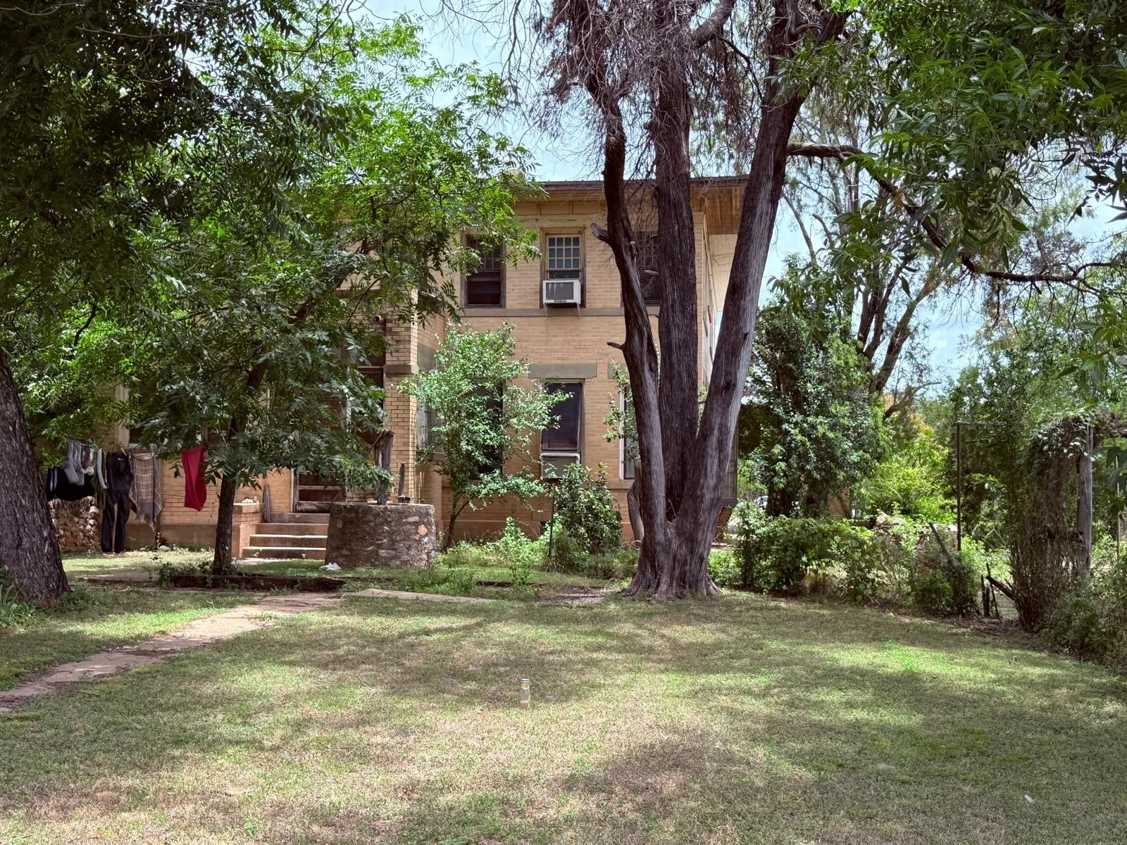 Single Family Residence For Sale in Mc Culloch County , 806 S Willow Street, Brady, Texas 76825, 5 Bedroom, 3 Bathroom, 2 Garage spaces, 4,570 Sqft, built in 1938, mls#21359339, Real Estate Agent in Brady, Homes For Sale in Mc Culloch county, Homes For Sale in Brady, Realtor in Brady Texas, Real Estate Brokerage Independent Realty Texas, Luminita Cordes Realtor