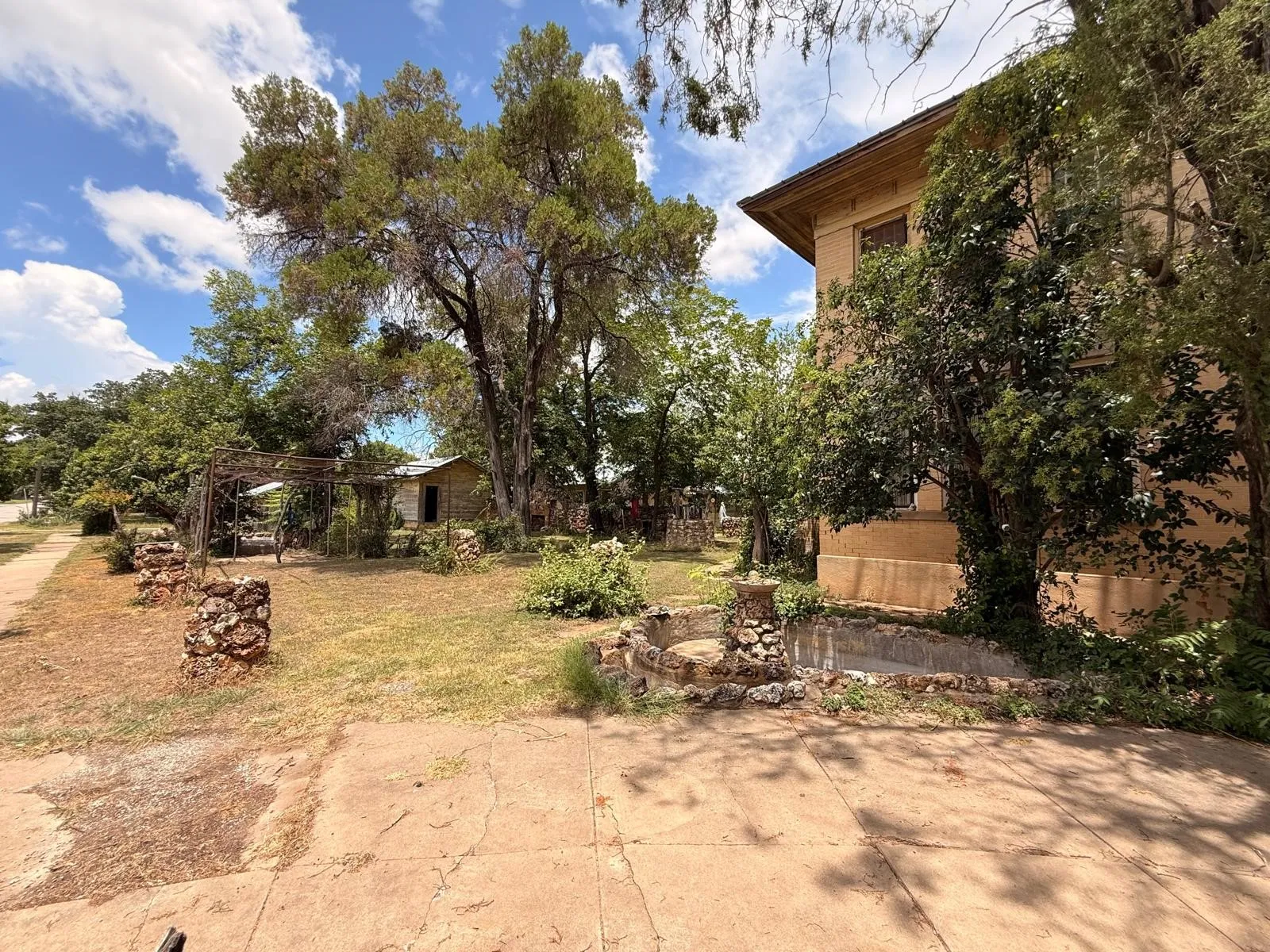Single Family Residence For Sale in Mc Culloch County , 806 S Willow Street, Brady, Texas 76825, 5 Bedroom, 3 Bathroom, 2 Garage spaces, 4,570 Sqft, built in 1938, mls#21359339, Real Estate Agent in Brady, Homes For Sale in Mc Culloch county, Homes For Sale in Brady, Realtor in Brady Texas, Real Estate Brokerage Independent Realty Texas, Luminita Cordes Realtor