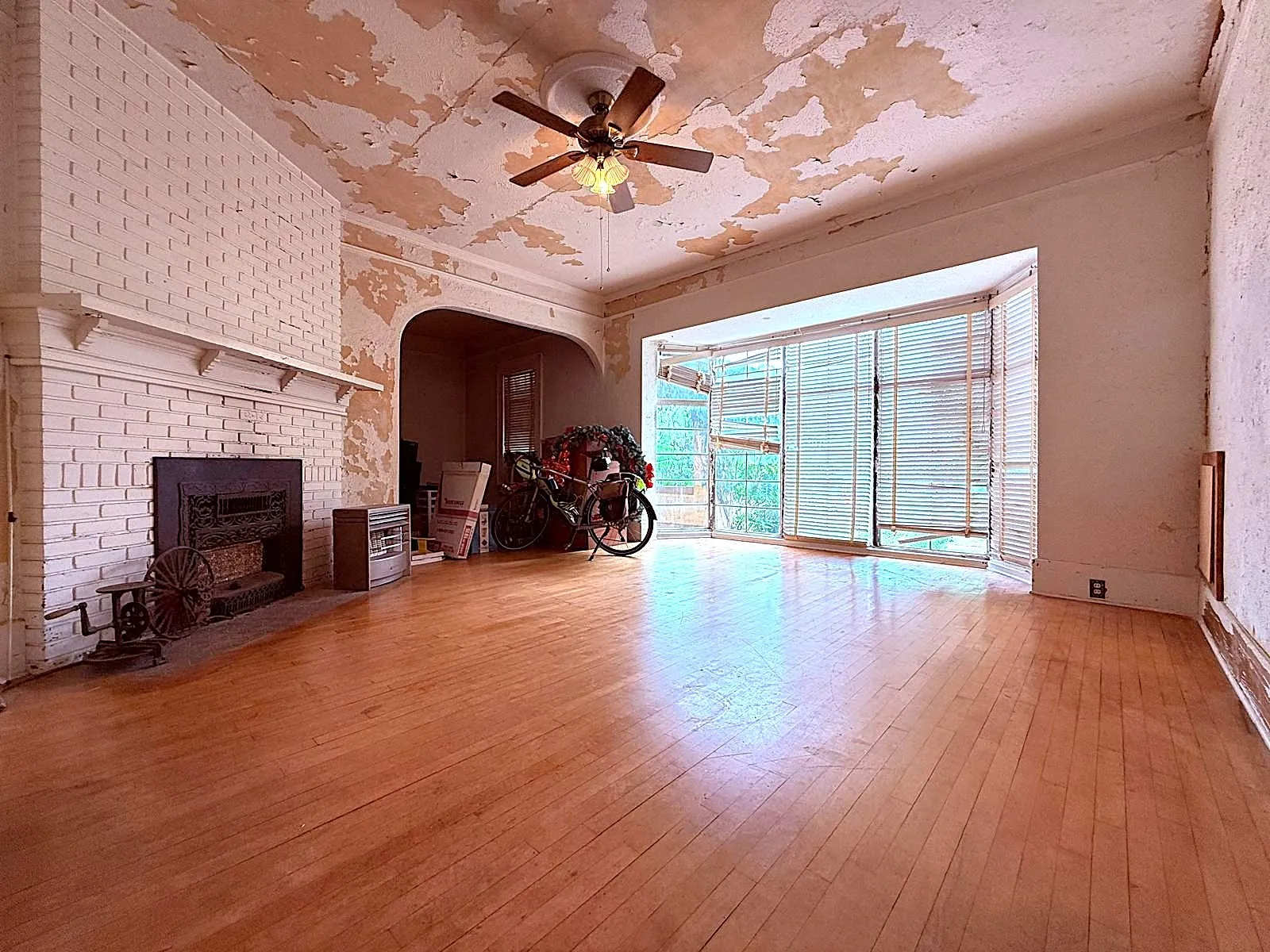Single Family Residence For Sale in Mc Culloch County , 806 S Willow Street, Brady, Texas 76825, 5 Bedroom, 3 Bathroom, 2 Garage spaces, 4,570 Sqft, built in 1938, mls#21359339, Real Estate Agent in Brady, Homes For Sale in Mc Culloch county, Homes For Sale in Brady, Realtor in Brady Texas, Real Estate Brokerage Independent Realty Texas, Luminita Cordes Realtor