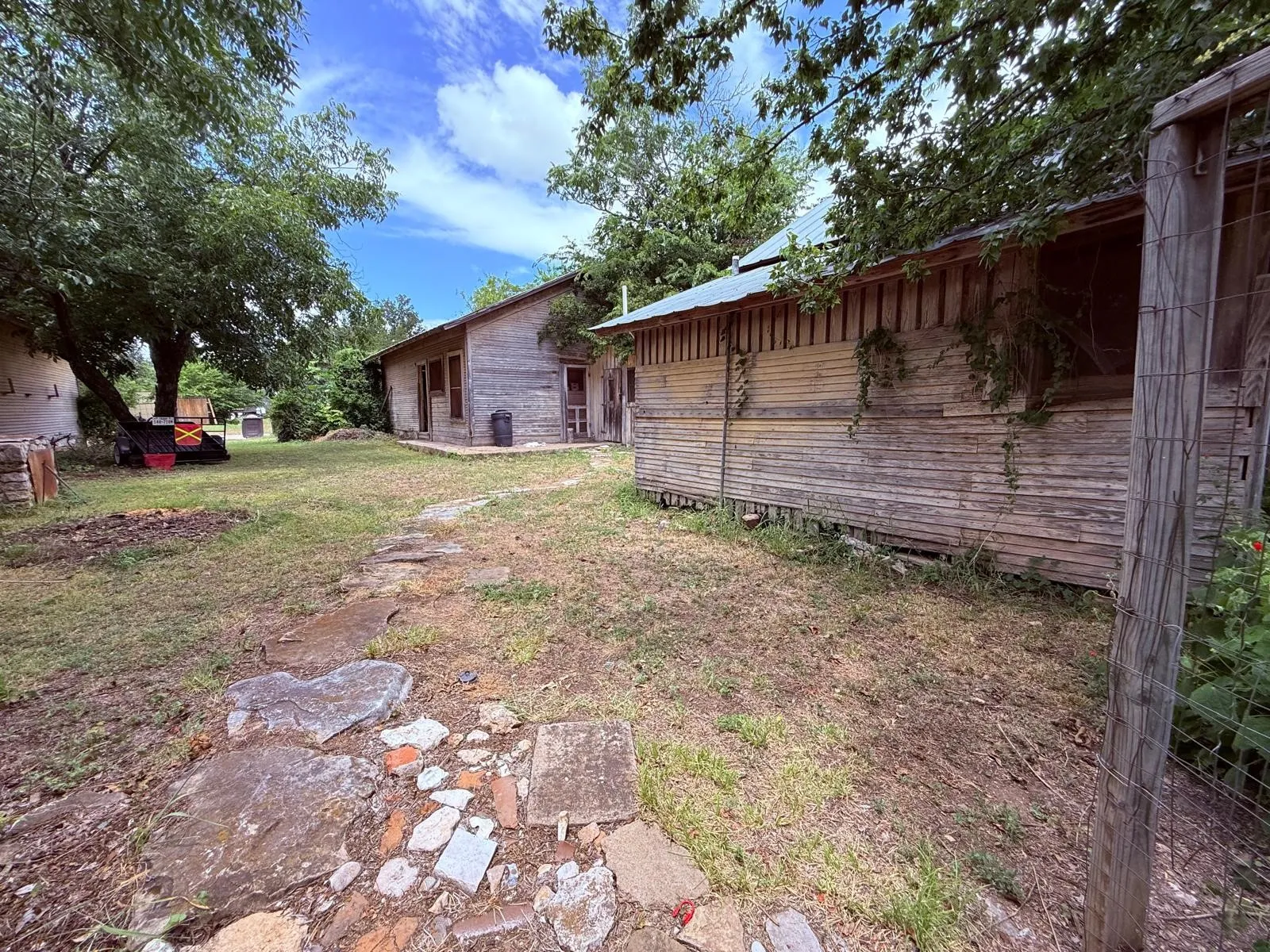 Single Family Residence For Sale in Mc Culloch County , 806 S Willow Street, Brady, Texas 76825, 5 Bedroom, 3 Bathroom, 2 Garage spaces, 4,570 Sqft, built in 1938, mls#21359339, Real Estate Agent in Brady, Homes For Sale in Mc Culloch county, Homes For Sale in Brady, Realtor in Brady Texas, Real Estate Brokerage Independent Realty Texas, Luminita Cordes Realtor