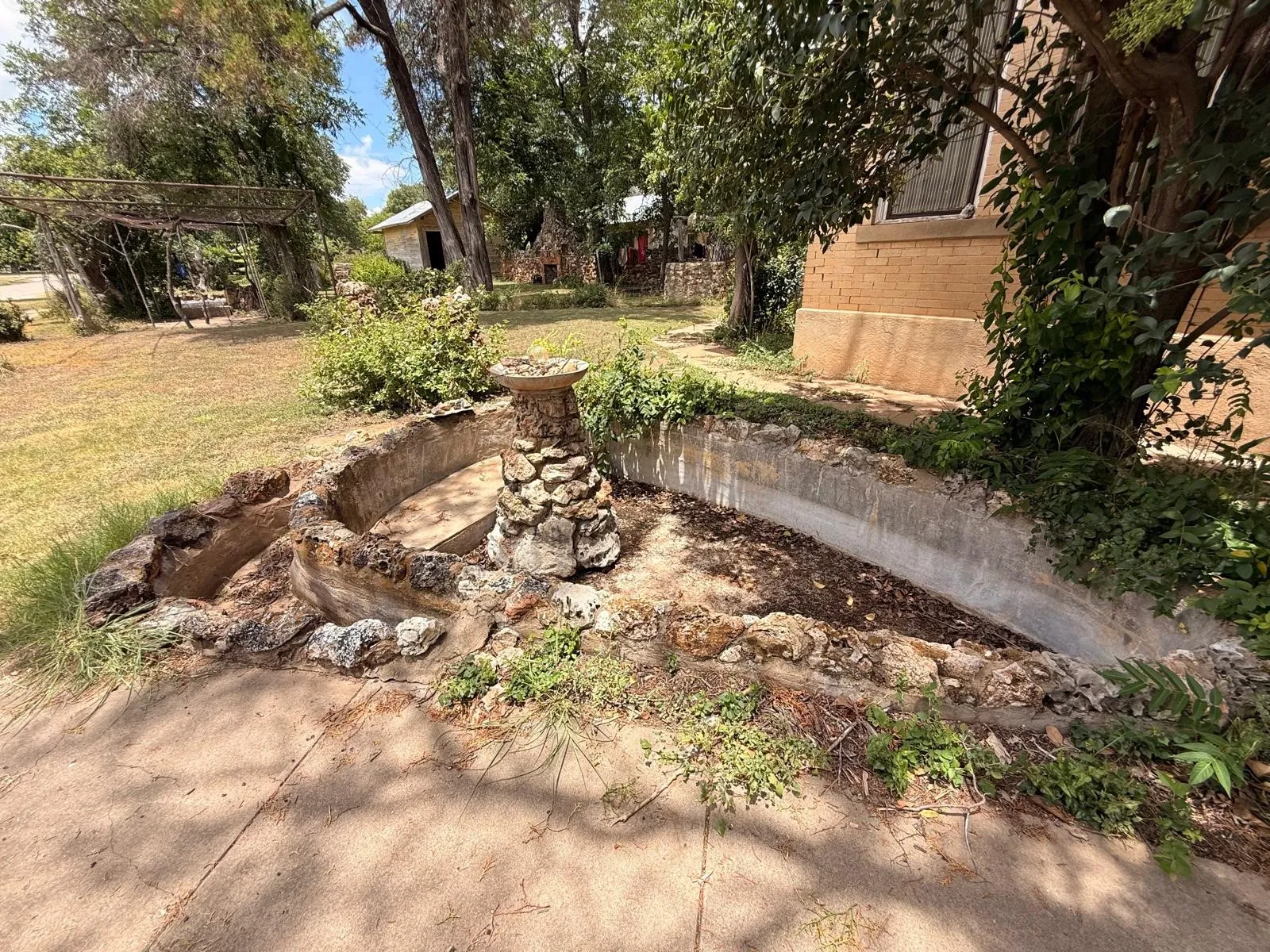 Single Family Residence For Sale in Mc Culloch County , 806 S Willow Street, Brady, Texas 76825, 5 Bedroom, 3 Bathroom, 2 Garage spaces, 4,570 Sqft, built in 1938, mls#21359339, Real Estate Agent in Brady, Homes For Sale in Mc Culloch county, Homes For Sale in Brady, Realtor in Brady Texas, Real Estate Brokerage Independent Realty Texas, Luminita Cordes Realtor