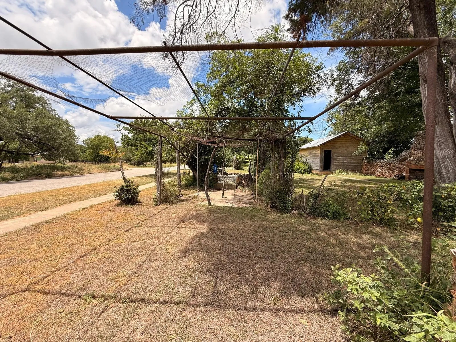 Single Family Residence For Sale in Mc Culloch County , 806 S Willow Street, Brady, Texas 76825, 5 Bedroom, 3 Bathroom, 2 Garage spaces, 4,570 Sqft, built in 1938, mls#21359339, Real Estate Agent in Brady, Homes For Sale in Mc Culloch county, Homes For Sale in Brady, Realtor in Brady Texas, Real Estate Brokerage Independent Realty Texas, Luminita Cordes Realtor