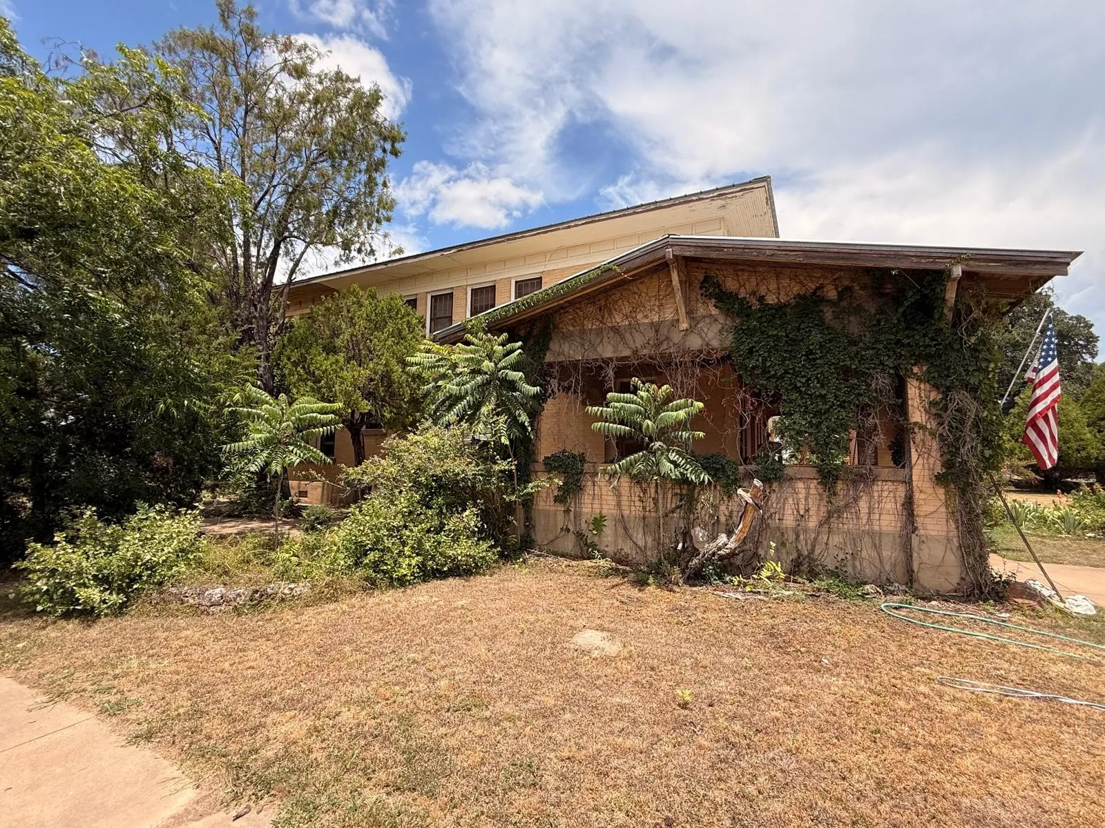 Single Family Residence For Sale in Mc Culloch County , 806 S Willow Street, Brady, Texas 76825, 5 Bedroom, 3 Bathroom, 2 Garage spaces, 4,570 Sqft, built in 1938, mls#21359339, Real Estate Agent in Brady, Homes For Sale in Mc Culloch county, Homes For Sale in Brady, Realtor in Brady Texas, Real Estate Brokerage Independent Realty Texas, Luminita Cordes Realtor
