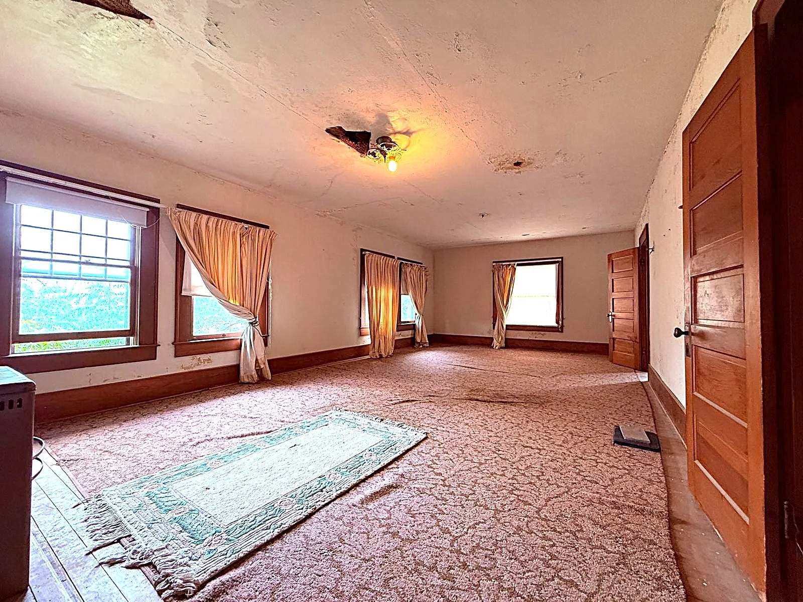 Single Family Residence For Sale in Mc Culloch County , 806 S Willow Street, Brady, Texas 76825, 5 Bedroom, 3 Bathroom, 2 Garage spaces, 4,570 Sqft, built in 1938, mls#21359339, Real Estate Agent in Brady, Homes For Sale in Mc Culloch county, Homes For Sale in Brady, Realtor in Brady Texas, Real Estate Brokerage Independent Realty Texas, Luminita Cordes Realtor