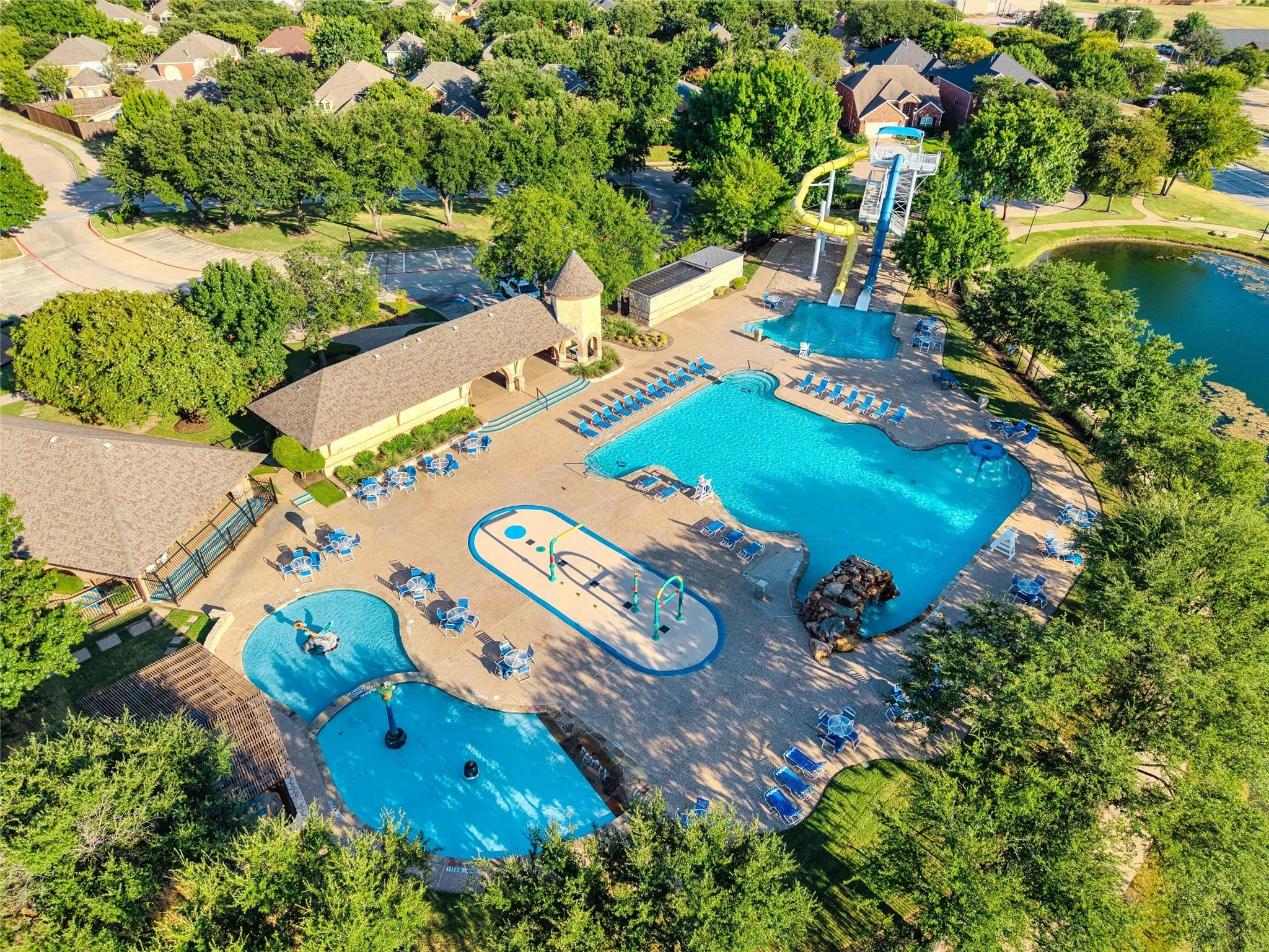 Community waterpark, playground, pond, tennis courts and sand volleyball court nearby!