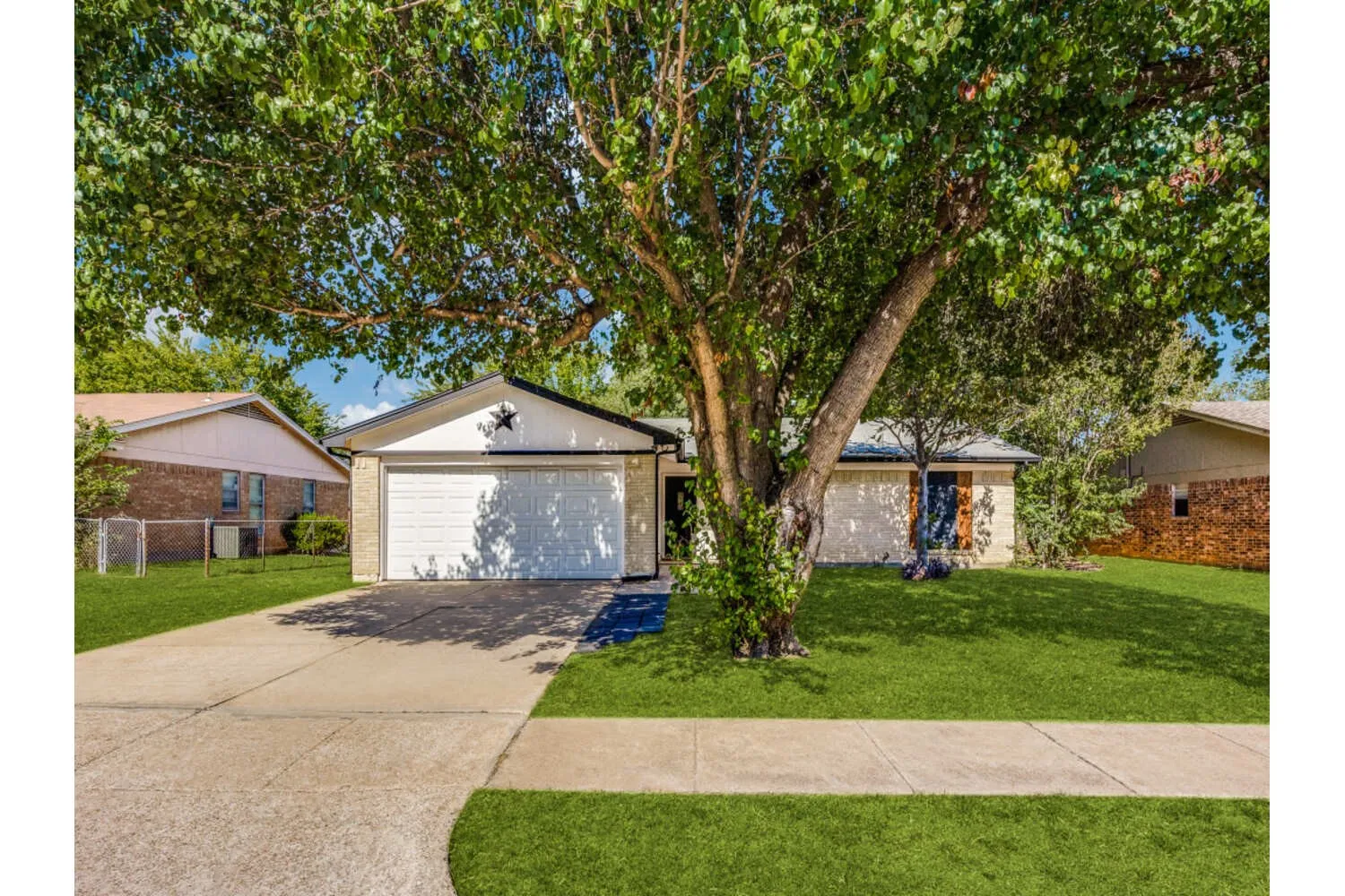 Single Family Residence For Rent in Johnson County , 600 Ann Lois Lane, Burleson, Texas 76028, 3 Bedroom, 3 Bathroom, 2 Garage spaces, 1,252 Sqft, built in 1976, mls#21359461, Real Estate Agent in Burleson, Homes For Rent in Johnson county, Homes For Rent in Burleson, Realtor in Burleson Texas, Real Estate Brokerage Independent Realty Texas, Luminita Cordes Realtor