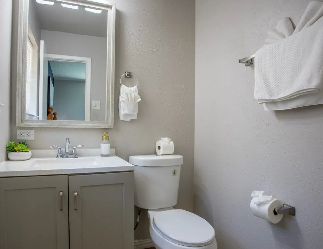 Single Family Residence For Sale in Dallas County , 641 Furlong Drive, Dallas, Texas 75211, 4 Bedroom, 2 Bathroom, Garage spaces, 1,440 Sqft, built in 1971, mls#21357235, Real Estate Agent in Dallas, Homes For Sale in Dallas county, Homes For Sale in Dallas, Realtor in Dallas Texas, Real Estate Brokerage Independent Realty Texas, Luminita Cordes Realtor