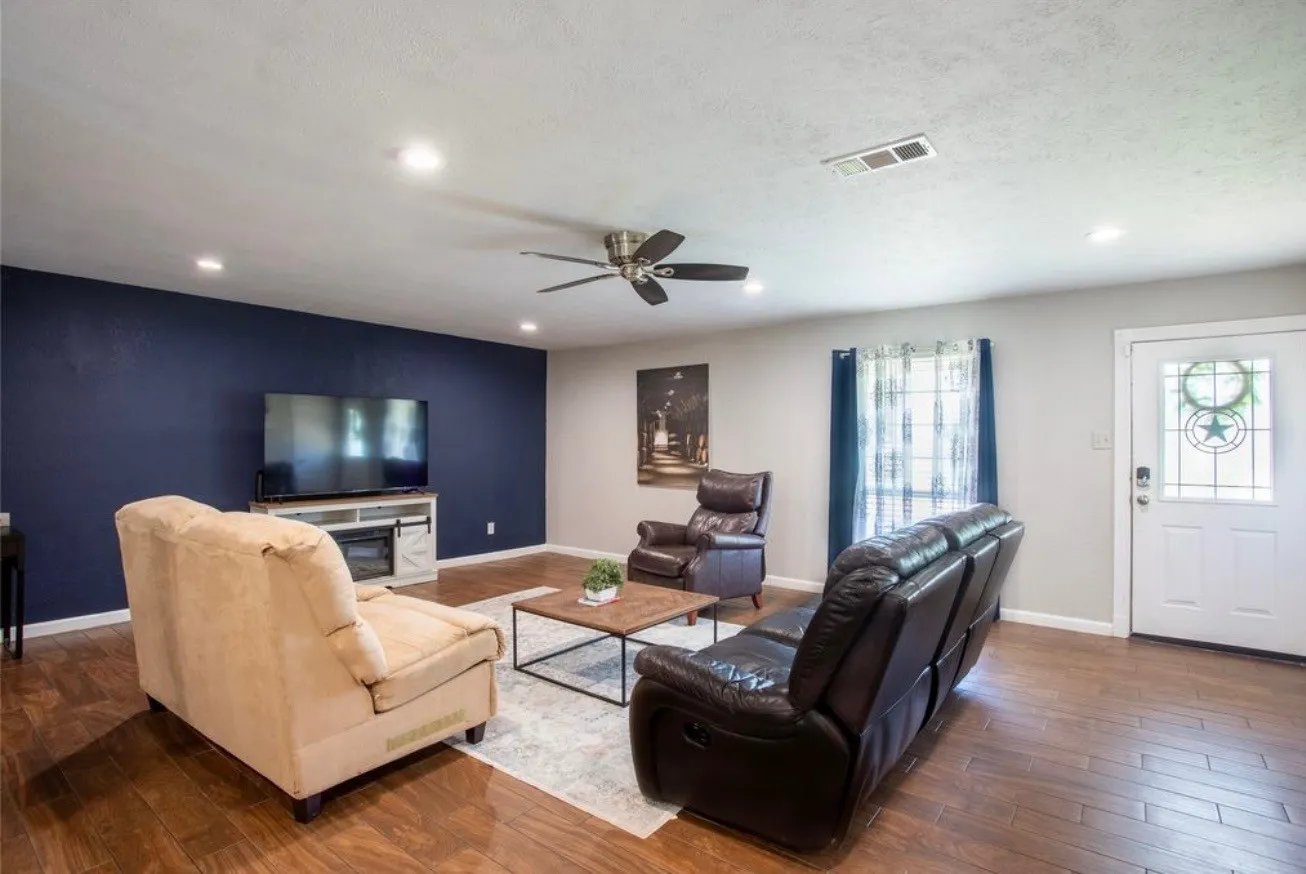 Single Family Residence For Sale in Dallas County , 641 Furlong Drive, Dallas, Texas 75211, 4 Bedroom, 2 Bathroom, Garage spaces, 1,440 Sqft, built in 1971, mls#21357235, Real Estate Agent in Dallas, Homes For Sale in Dallas county, Homes For Sale in Dallas, Realtor in Dallas Texas, Real Estate Brokerage Independent Realty Texas, Luminita Cordes Realtor