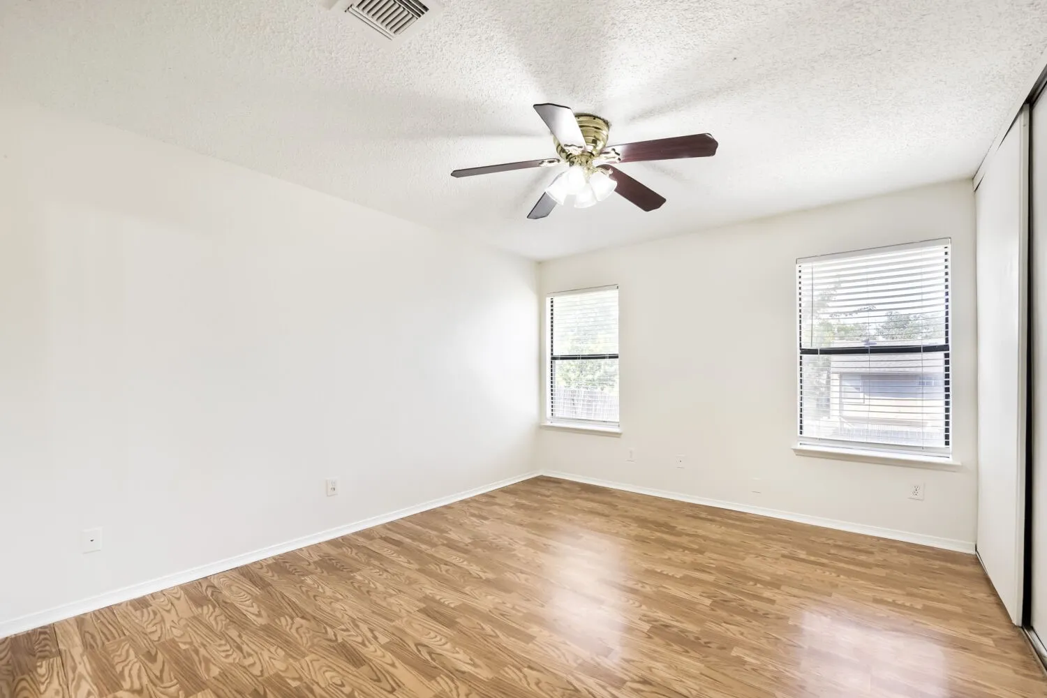 Single Family Residence For Sale in Tarrant County , 10217 Leatherwood Drive, Fort Worth, Texas 76108, 2 Bedroom, 2 Bathroom, 1 Garage spaces, 1,130 Sqft, built in 1985, mls#21358379, Real Estate Agent in Fort Worth, Homes For Sale in Tarrant county, Homes For Sale in Fort Worth, Realtor in Fort Worth Texas, Real Estate Brokerage Independent Realty Texas, Luminita Cordes Realtor