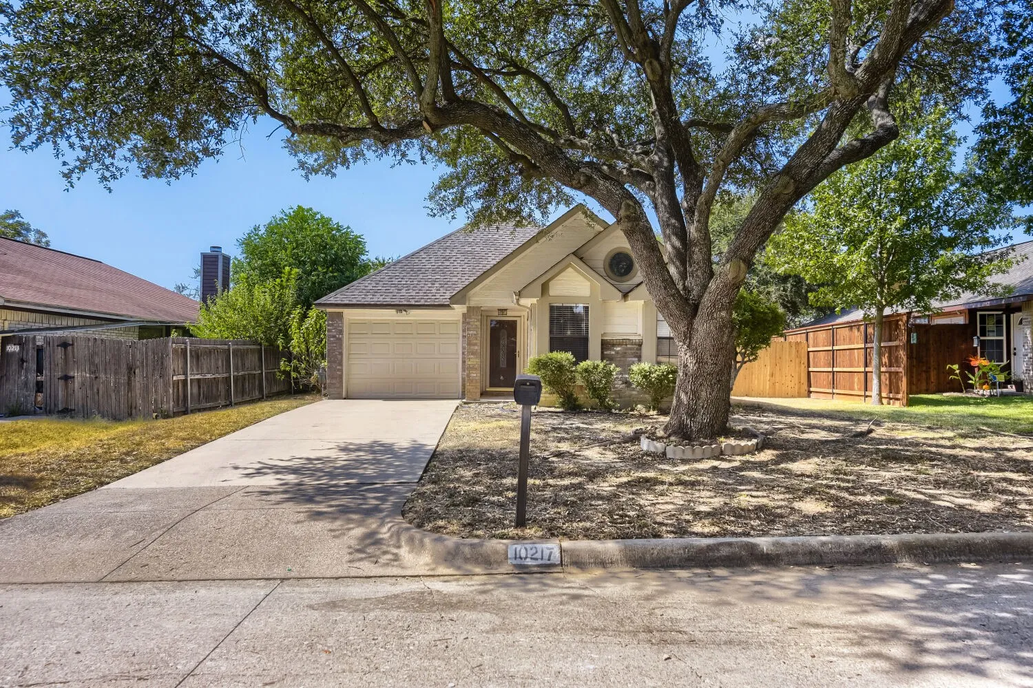 Single Family Residence For Sale in Tarrant County , 10217 Leatherwood Drive, Fort Worth, Texas 76108, 2 Bedroom, 2 Bathroom, 1 Garage spaces, 1,130 Sqft, built in 1985, mls#21358379, Real Estate Agent in Fort Worth, Homes For Sale in Tarrant county, Homes For Sale in Fort Worth, Realtor in Fort Worth Texas, Real Estate Brokerage Independent Realty Texas, Luminita Cordes Realtor