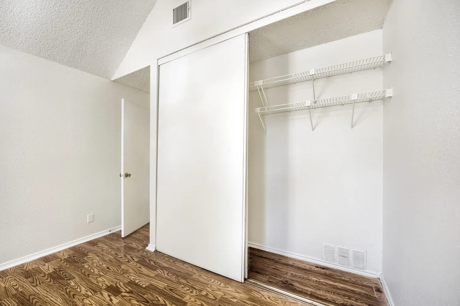 Single Family Residence For Sale in Tarrant County , 10217 Leatherwood Drive, Fort Worth, Texas 76108, 2 Bedroom, 2 Bathroom, 1 Garage spaces, 1,130 Sqft, built in 1985, mls#21358379, Real Estate Agent in Fort Worth, Homes For Sale in Tarrant county, Homes For Sale in Fort Worth, Realtor in Fort Worth Texas, Real Estate Brokerage Independent Realty Texas, Luminita Cordes Realtor