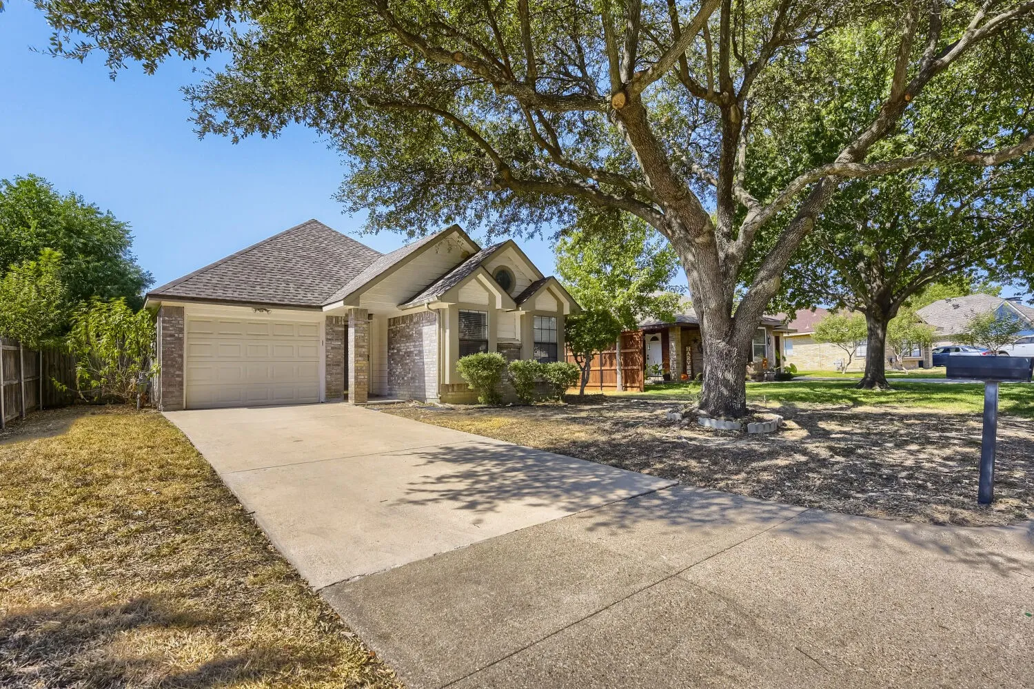 Single Family Residence For Sale in Tarrant County , 10217 Leatherwood Drive, Fort Worth, Texas 76108, 2 Bedroom, 2 Bathroom, 1 Garage spaces, 1,130 Sqft, built in 1985, mls#21358379, Real Estate Agent in Fort Worth, Homes For Sale in Tarrant county, Homes For Sale in Fort Worth, Realtor in Fort Worth Texas, Real Estate Brokerage Independent Realty Texas, Luminita Cordes Realtor