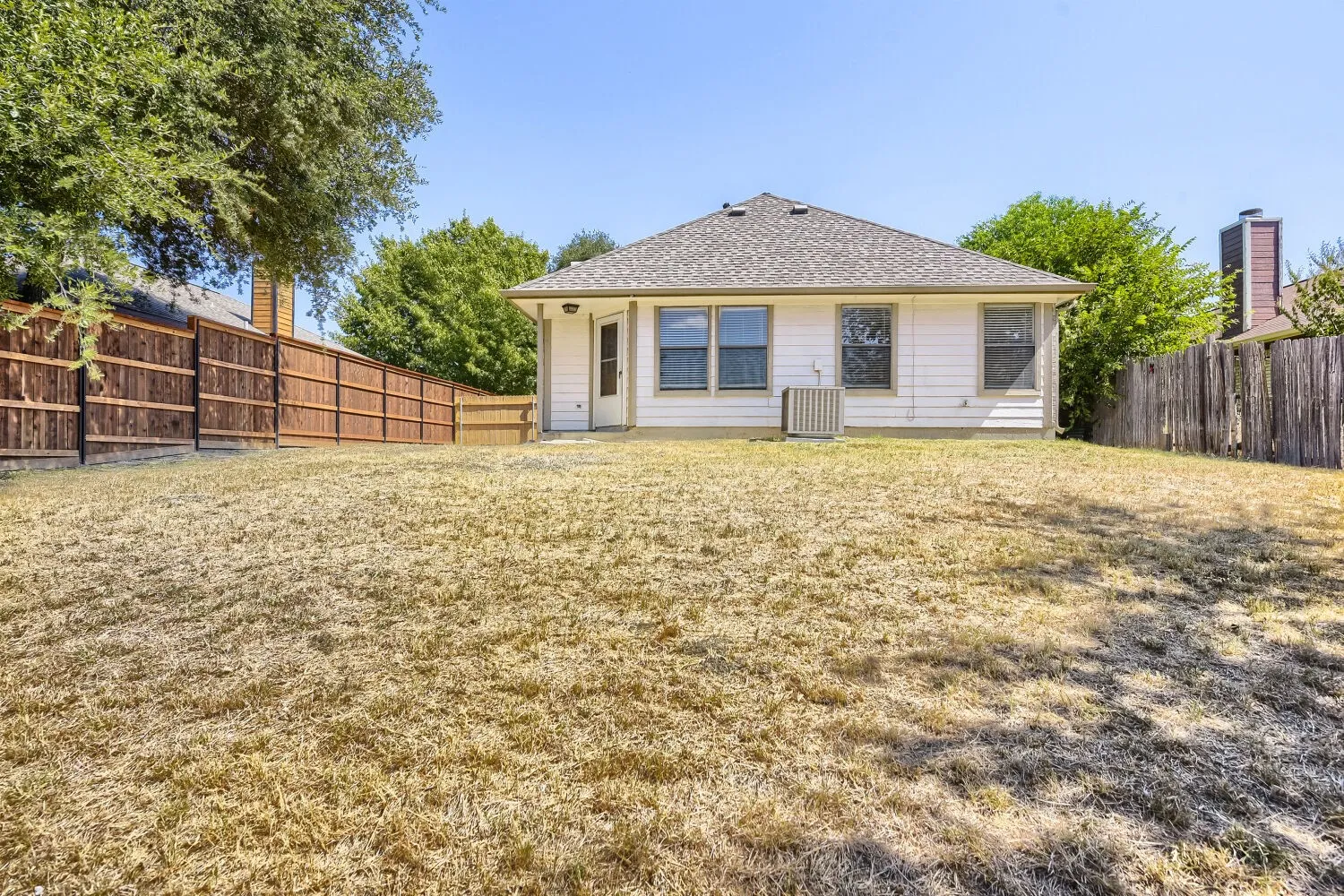 Single Family Residence For Sale in Tarrant County , 10217 Leatherwood Drive, Fort Worth, Texas 76108, 2 Bedroom, 2 Bathroom, 1 Garage spaces, 1,130 Sqft, built in 1985, mls#21358379, Real Estate Agent in Fort Worth, Homes For Sale in Tarrant county, Homes For Sale in Fort Worth, Realtor in Fort Worth Texas, Real Estate Brokerage Independent Realty Texas, Luminita Cordes Realtor