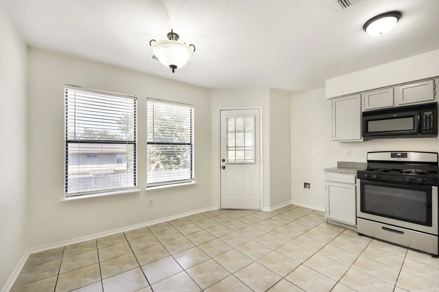 Single Family Residence For Sale in Tarrant County , 10217 Leatherwood Drive, Fort Worth, Texas 76108, 2 Bedroom, 2 Bathroom, 1 Garage spaces, 1,130 Sqft, built in 1985, mls#21358379, Real Estate Agent in Fort Worth, Homes For Sale in Tarrant county, Homes For Sale in Fort Worth, Realtor in Fort Worth Texas, Real Estate Brokerage Independent Realty Texas, Luminita Cordes Realtor