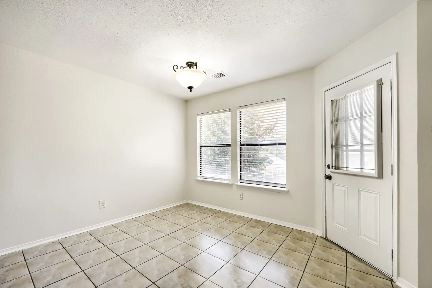 Single Family Residence For Sale in Tarrant County , 10217 Leatherwood Drive, Fort Worth, Texas 76108, 2 Bedroom, 2 Bathroom, 1 Garage spaces, 1,130 Sqft, built in 1985, mls#21358379, Real Estate Agent in Fort Worth, Homes For Sale in Tarrant county, Homes For Sale in Fort Worth, Realtor in Fort Worth Texas, Real Estate Brokerage Independent Realty Texas, Luminita Cordes Realtor