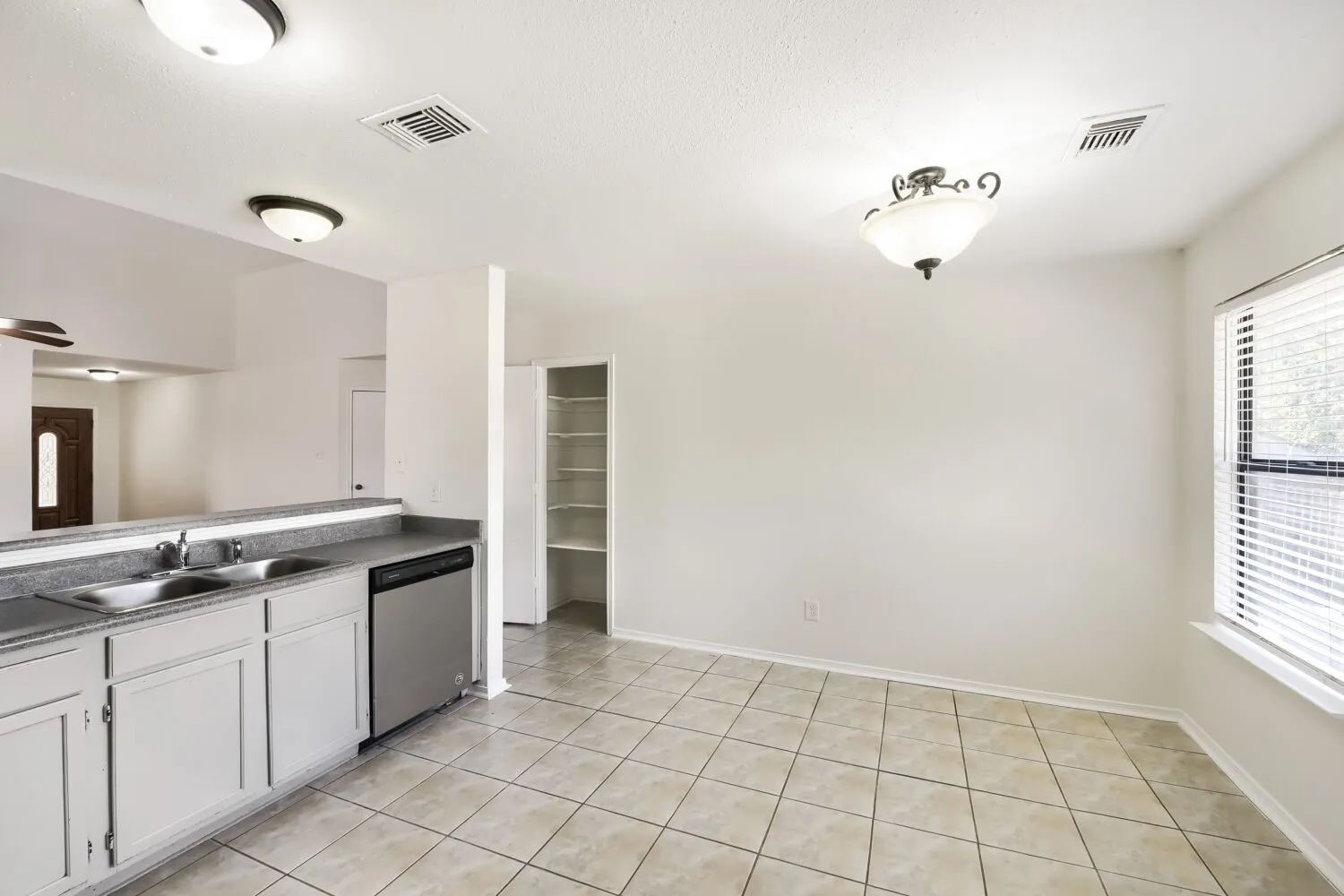 Single Family Residence For Sale in Tarrant County , 10217 Leatherwood Drive, Fort Worth, Texas 76108, 2 Bedroom, 2 Bathroom, 1 Garage spaces, 1,130 Sqft, built in 1985, mls#21358379, Real Estate Agent in Fort Worth, Homes For Sale in Tarrant county, Homes For Sale in Fort Worth, Realtor in Fort Worth Texas, Real Estate Brokerage Independent Realty Texas, Luminita Cordes Realtor