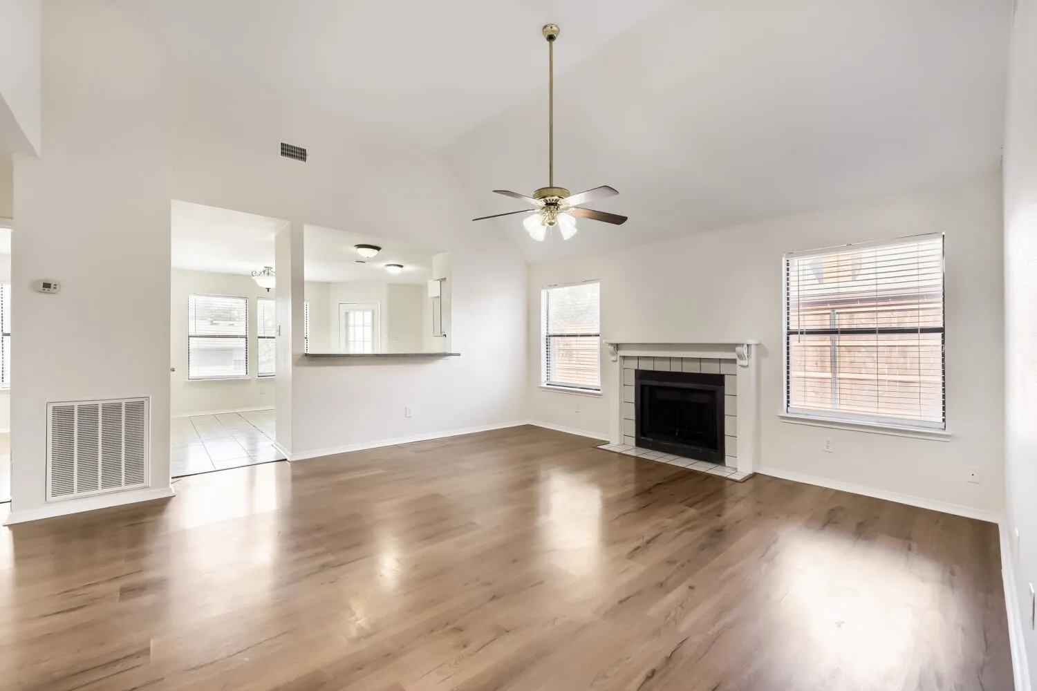 Single Family Residence For Sale in Tarrant County , 10217 Leatherwood Drive, Fort Worth, Texas 76108, 2 Bedroom, 2 Bathroom, 1 Garage spaces, 1,130 Sqft, built in 1985, mls#21358379, Real Estate Agent in Fort Worth, Homes For Sale in Tarrant county, Homes For Sale in Fort Worth, Realtor in Fort Worth Texas, Real Estate Brokerage Independent Realty Texas, Luminita Cordes Realtor