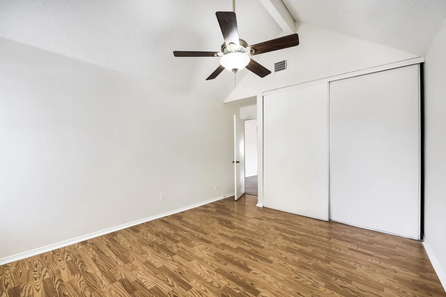 Single Family Residence For Sale in Tarrant County , 10217 Leatherwood Drive, Fort Worth, Texas 76108, 2 Bedroom, 2 Bathroom, 1 Garage spaces, 1,130 Sqft, built in 1985, mls#21358379, Real Estate Agent in Fort Worth, Homes For Sale in Tarrant county, Homes For Sale in Fort Worth, Realtor in Fort Worth Texas, Real Estate Brokerage Independent Realty Texas, Luminita Cordes Realtor