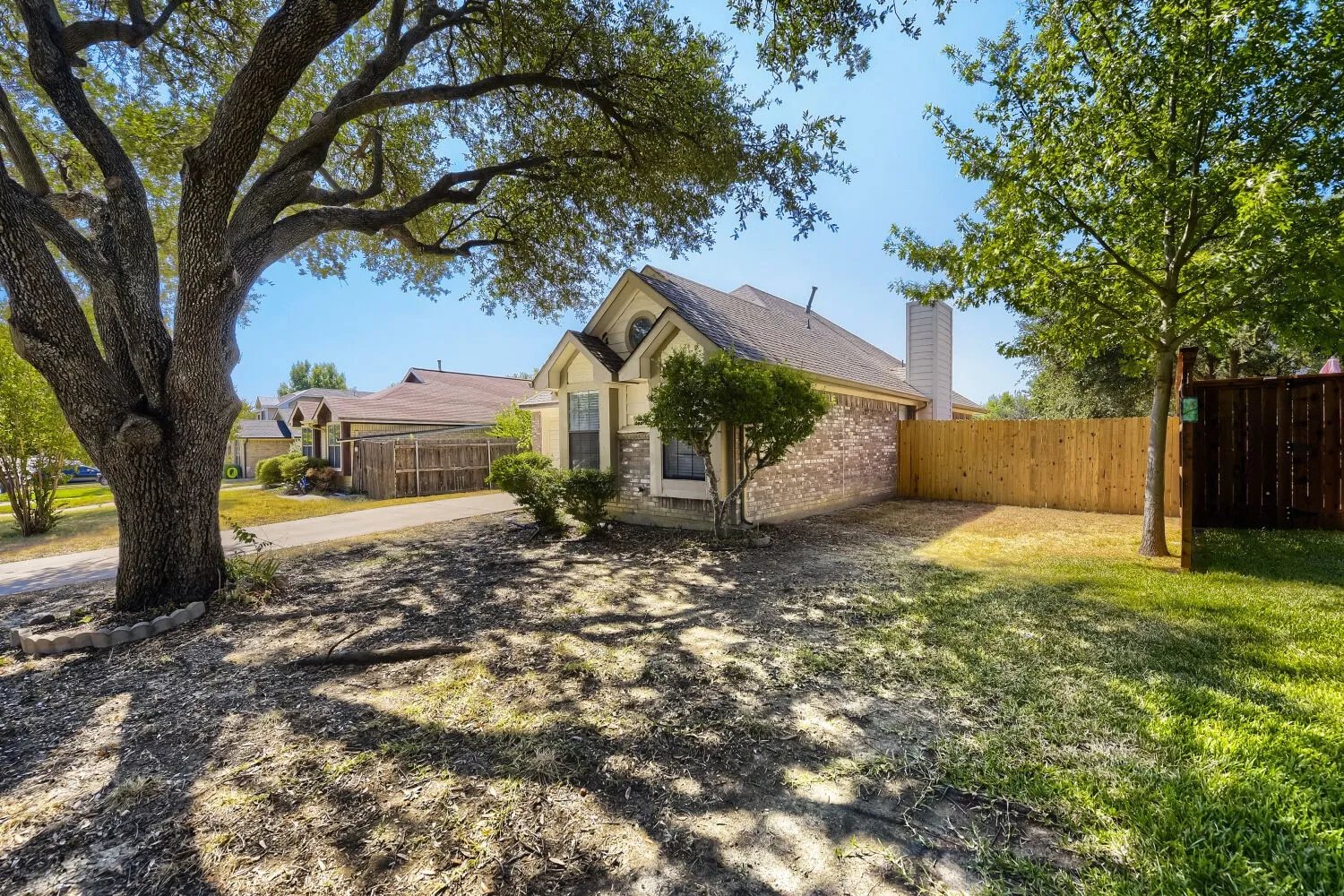 Single Family Residence For Sale in Tarrant County , 10217 Leatherwood Drive, Fort Worth, Texas 76108, 2 Bedroom, 2 Bathroom, 1 Garage spaces, 1,130 Sqft, built in 1985, mls#21358379, Real Estate Agent in Fort Worth, Homes For Sale in Tarrant county, Homes For Sale in Fort Worth, Realtor in Fort Worth Texas, Real Estate Brokerage Independent Realty Texas, Luminita Cordes Realtor