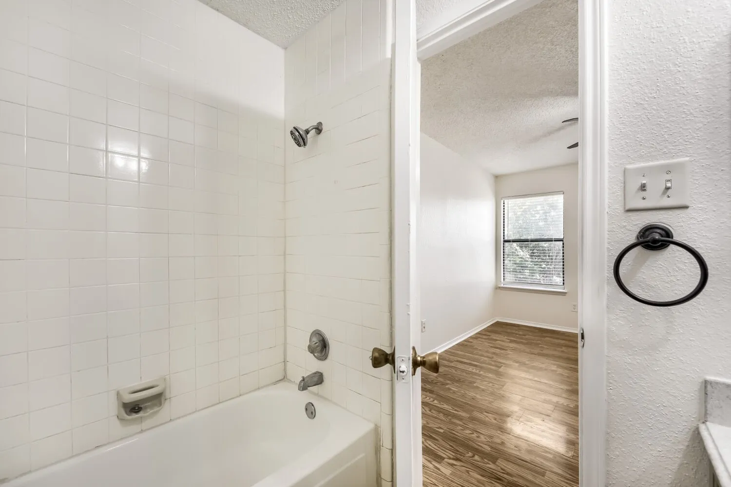 Single Family Residence For Sale in Tarrant County , 10217 Leatherwood Drive, Fort Worth, Texas 76108, 2 Bedroom, 2 Bathroom, 1 Garage spaces, 1,130 Sqft, built in 1985, mls#21358379, Real Estate Agent in Fort Worth, Homes For Sale in Tarrant county, Homes For Sale in Fort Worth, Realtor in Fort Worth Texas, Real Estate Brokerage Independent Realty Texas, Luminita Cordes Realtor
