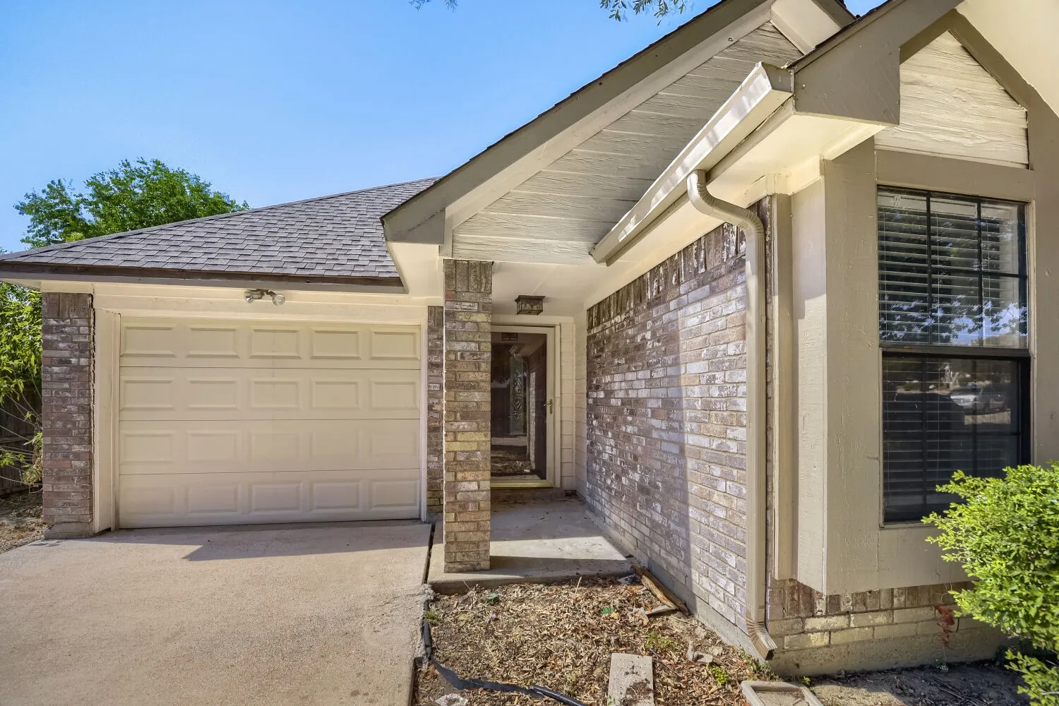 Single Family Residence For Sale in Tarrant County , 10217 Leatherwood Drive, Fort Worth, Texas 76108, 2 Bedroom, 2 Bathroom, 1 Garage spaces, 1,130 Sqft, built in 1985, mls#21358379, Real Estate Agent in Fort Worth, Homes For Sale in Tarrant county, Homes For Sale in Fort Worth, Realtor in Fort Worth Texas, Real Estate Brokerage Independent Realty Texas, Luminita Cordes Realtor