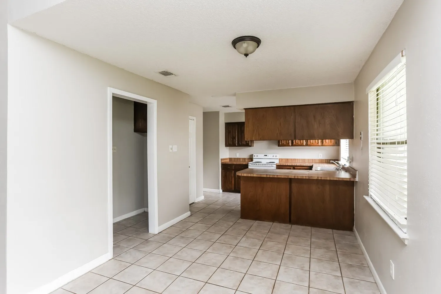 Single Family Residence For Rent in Tarrant County , 7404 Cheryl Court, Watauga, Texas 76148, 3 Bedroom, 3 Bathroom, 2 Garage spaces, 1,502 Sqft, built in 1979, mls#21359468, Real Estate Agent in Watauga, Homes For Rent in Tarrant county, Homes For Rent in Watauga, Realtor in Watauga Texas, Real Estate Brokerage Independent Realty Texas, Luminita Cordes Realtor