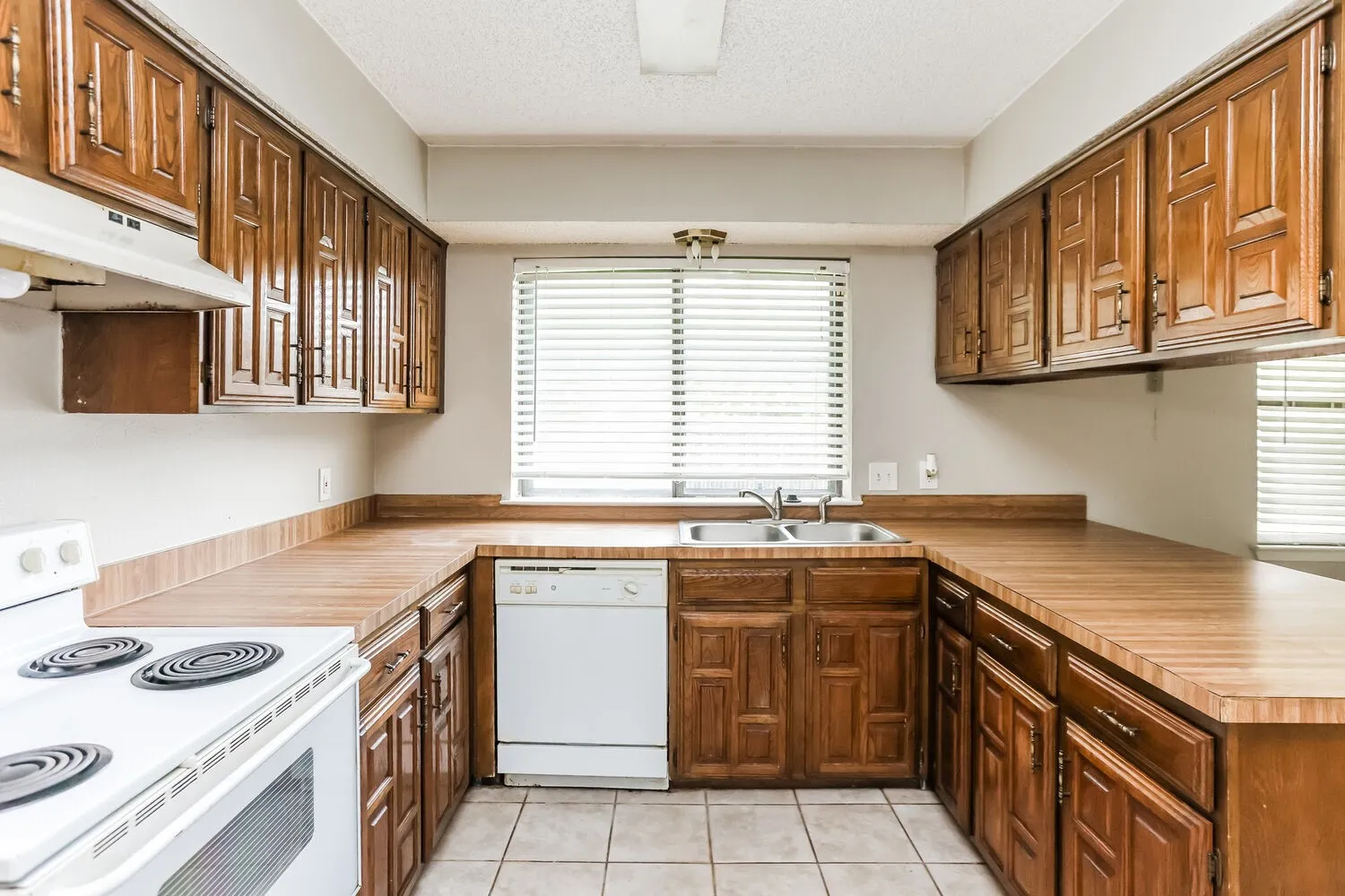 Single Family Residence For Rent in Tarrant County , 7404 Cheryl Court, Watauga, Texas 76148, 3 Bedroom, 3 Bathroom, 2 Garage spaces, 1,502 Sqft, built in 1979, mls#21359468, Real Estate Agent in Watauga, Homes For Rent in Tarrant county, Homes For Rent in Watauga, Realtor in Watauga Texas, Real Estate Brokerage Independent Realty Texas, Luminita Cordes Realtor